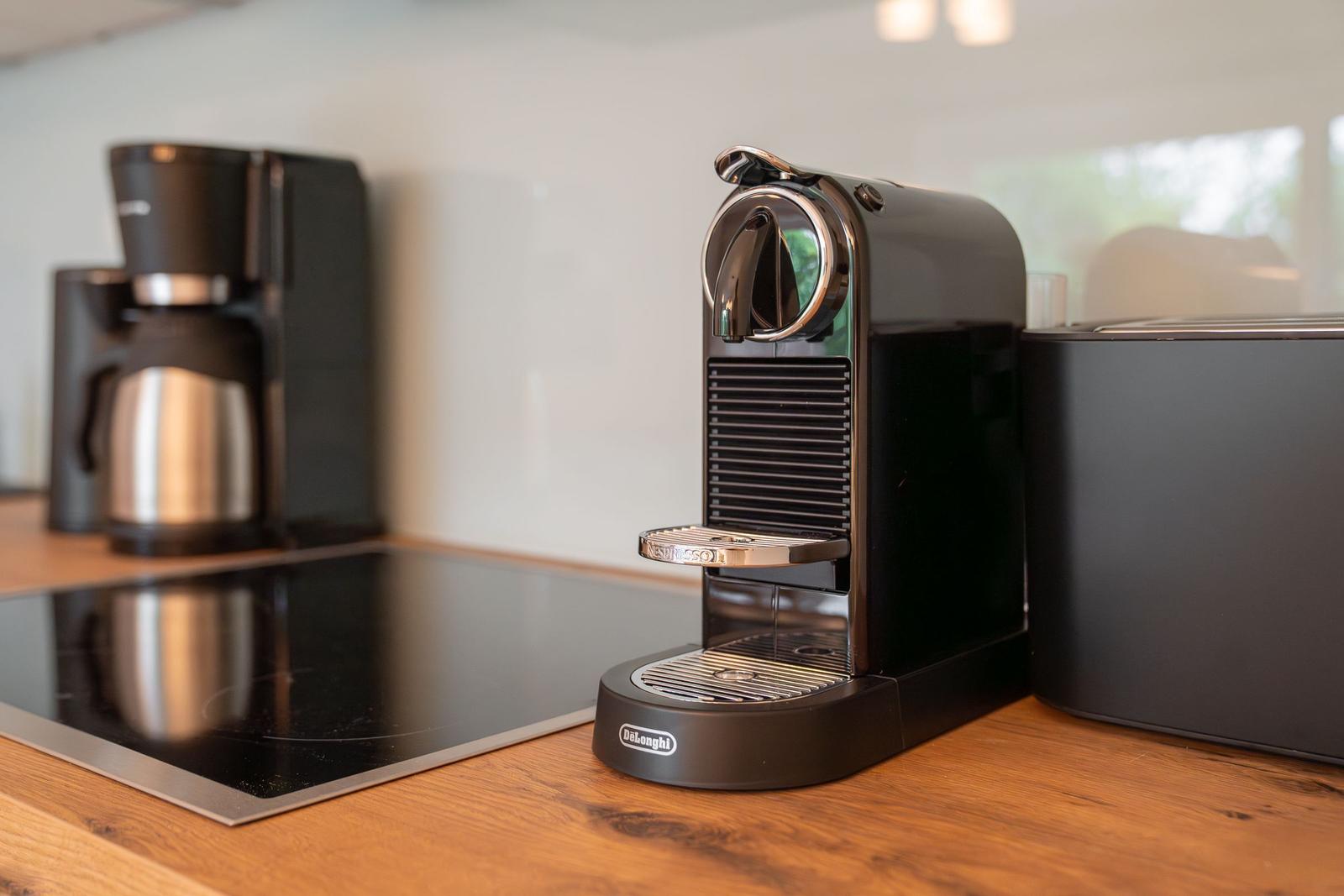Küche mit Kaffeemaschine und Kaffeemaschine auf Holzoberfläche