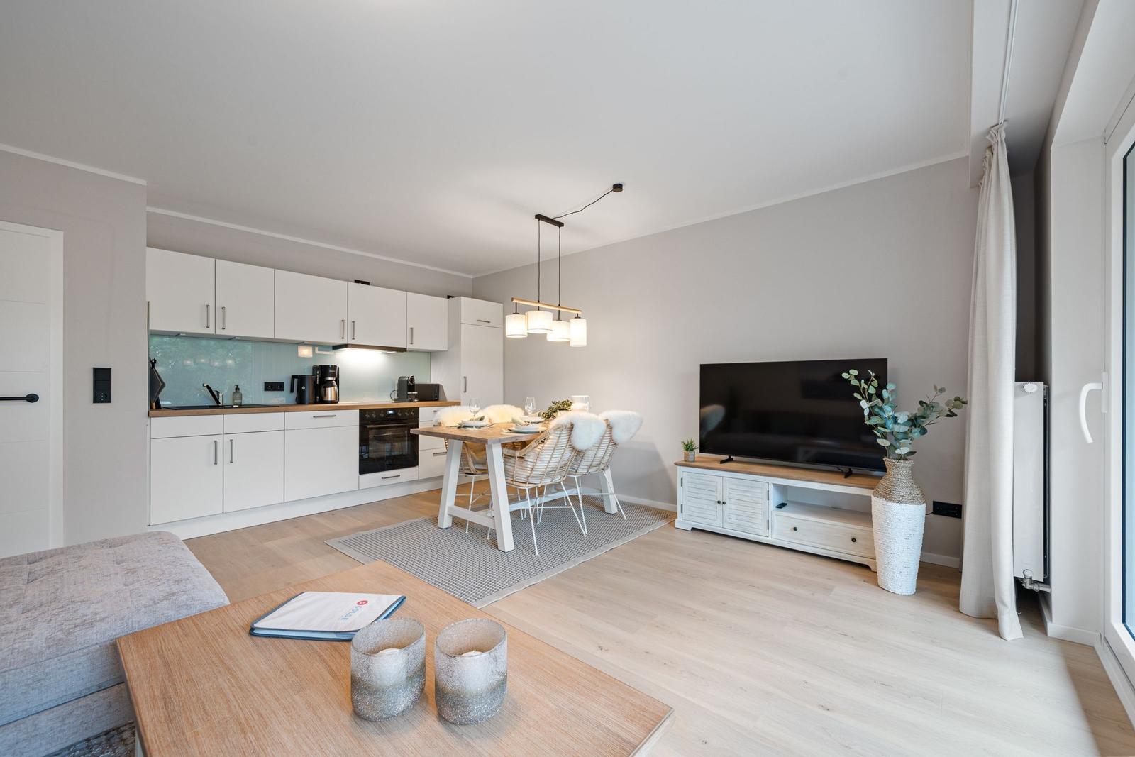 Wohnküche mit Essbereich, Fernseher und Holzboden