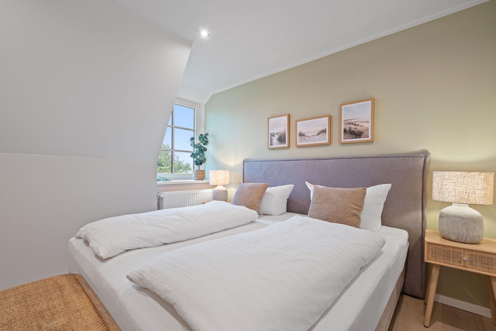 Schlafzimmer mit Doppelbett, Fenster und Nachttischen