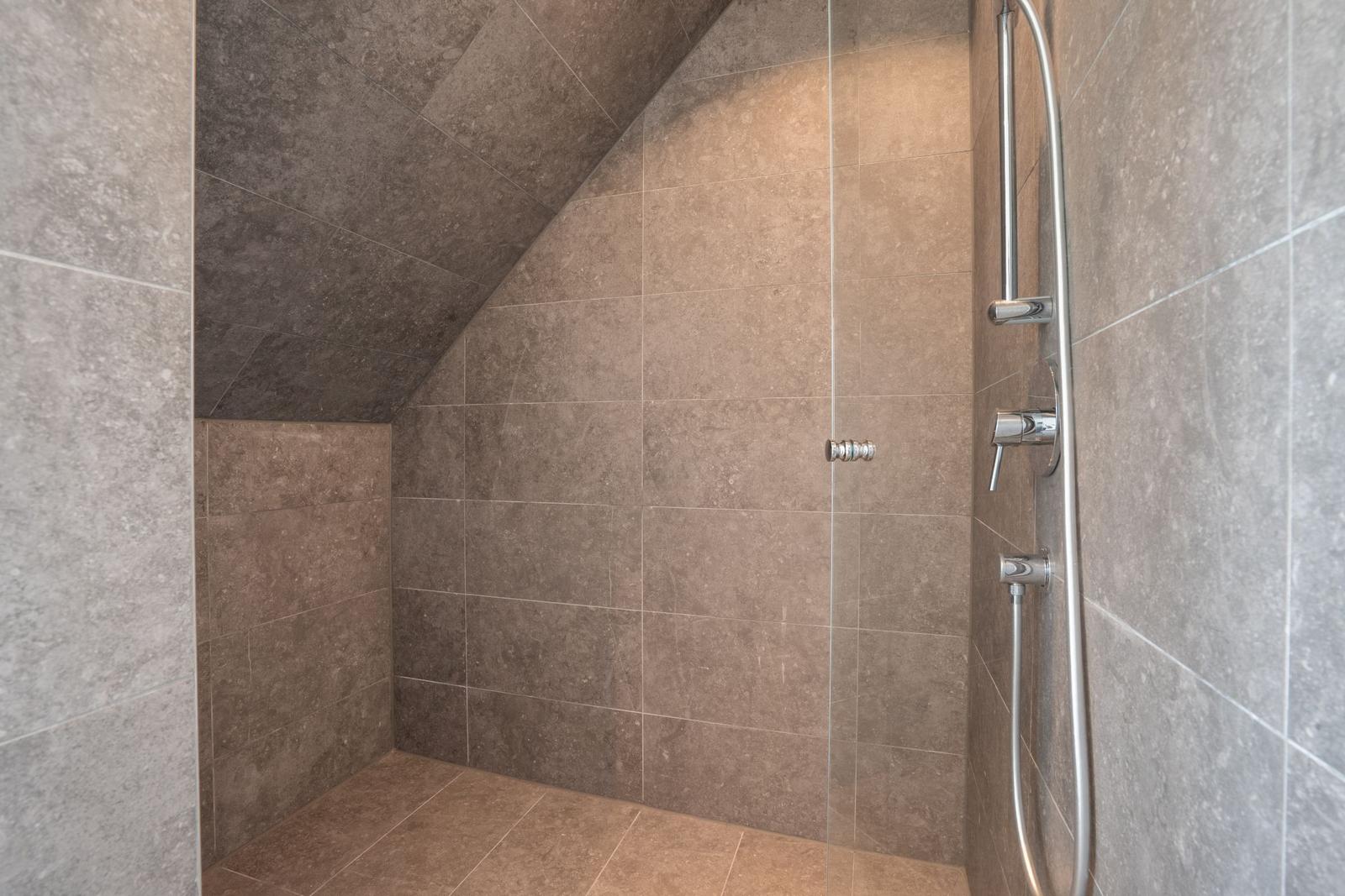 Dusche mit Dachneigung und Edelstahl-Duschkopf
