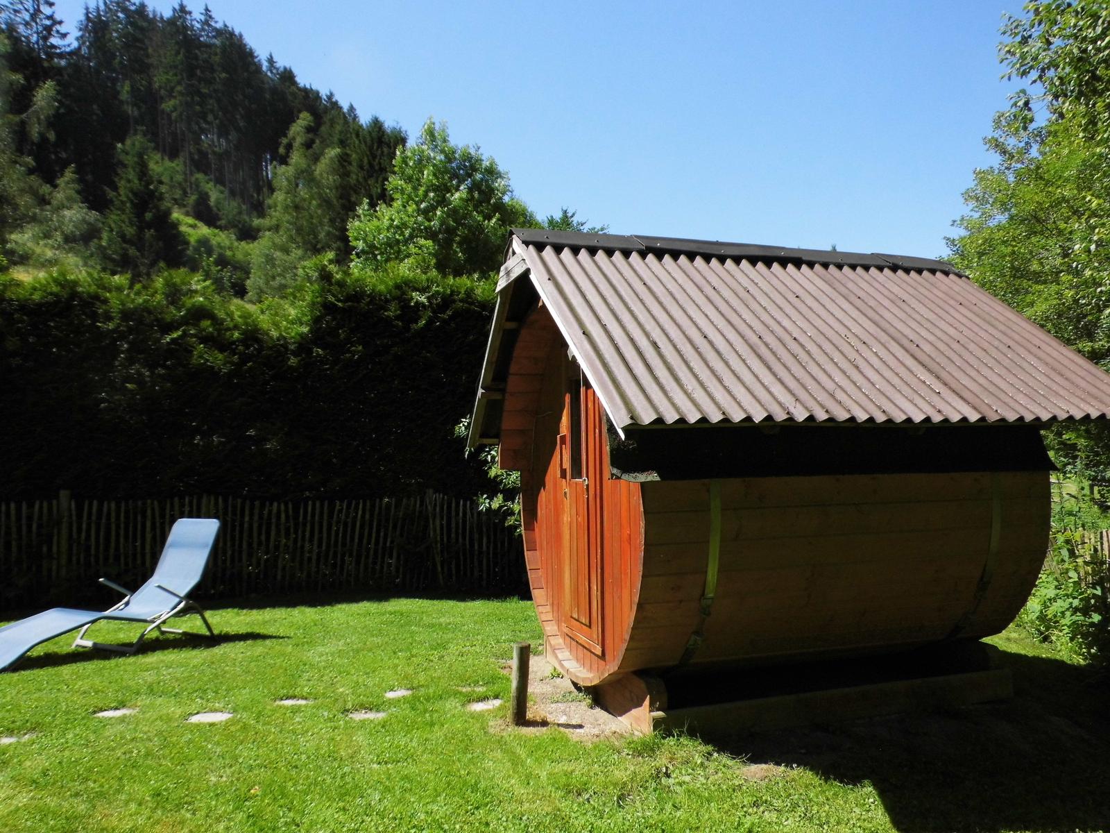 ......umgeben von Wald und Wiesen.