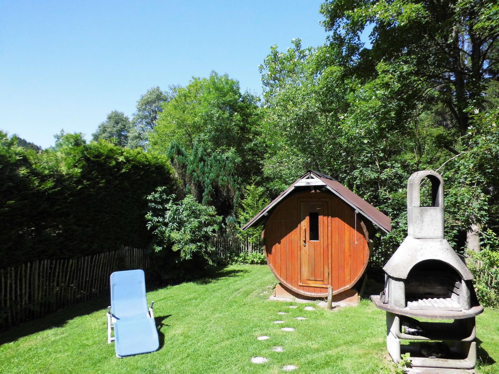 Komplett umzäuntes Grundstück mit Fass-Sauna im Garten.
