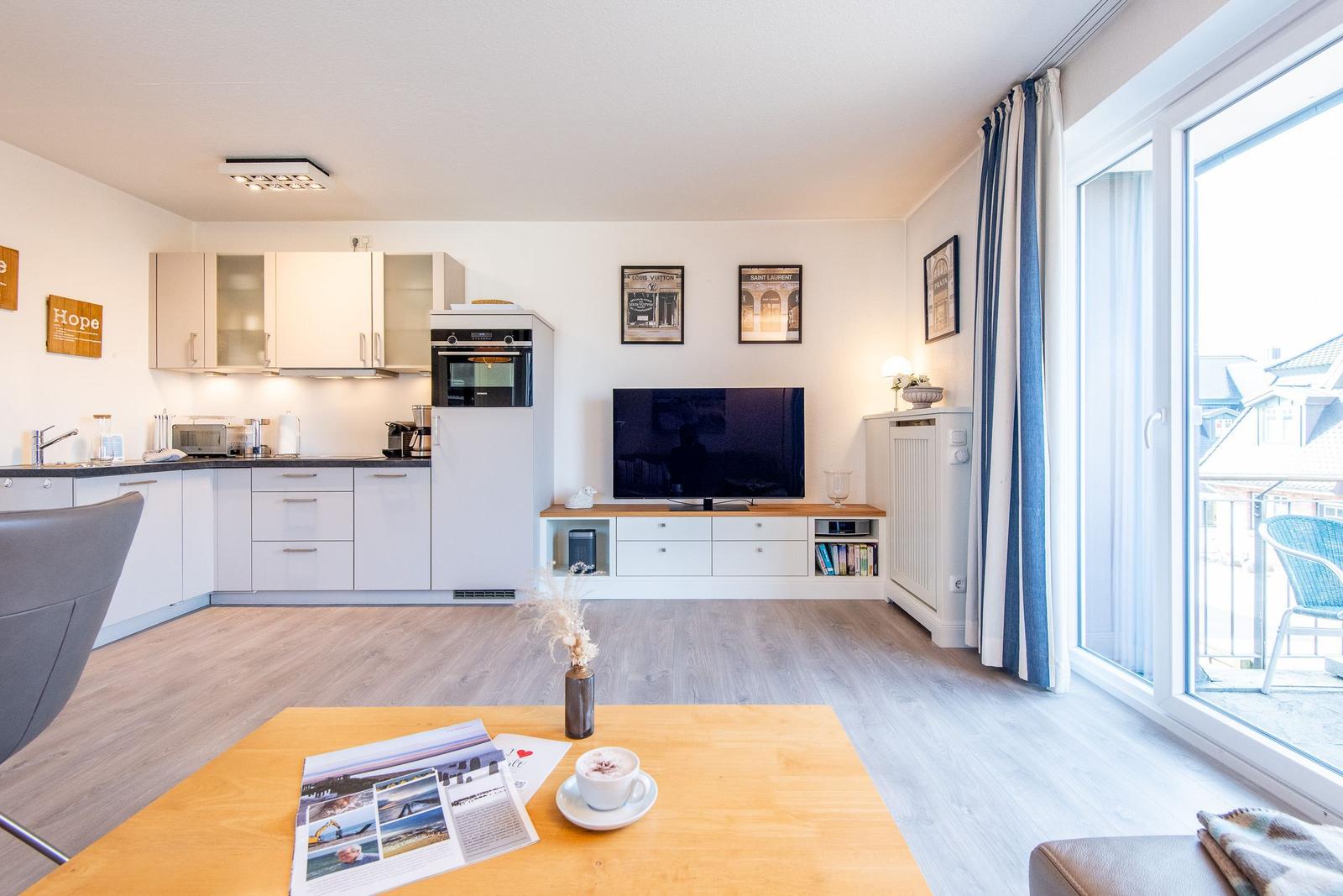 Wohnküche mit TV, Balkon und Holzboden