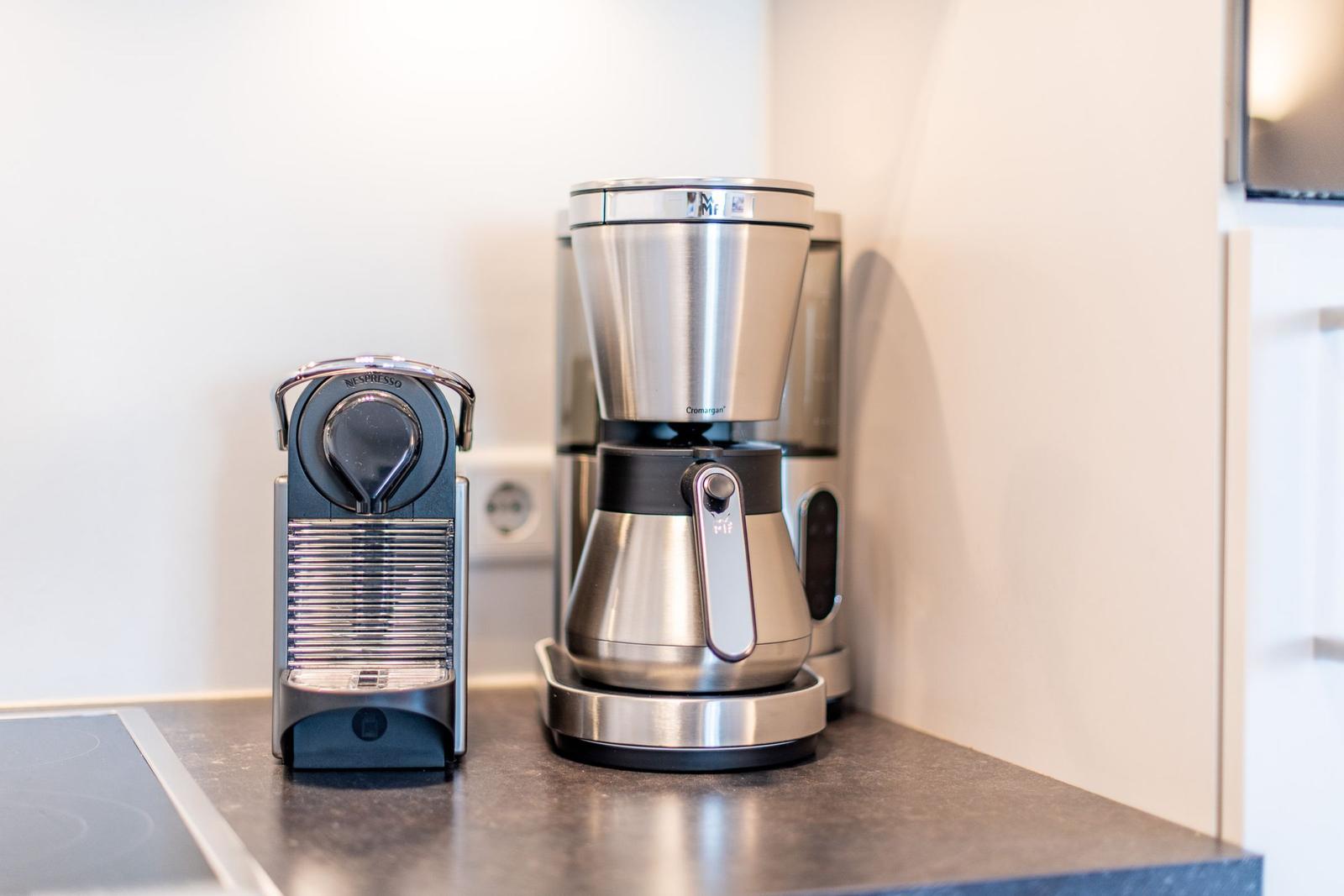 Küchenzeile mit Kaffeemaschine und Kaffeemaschine