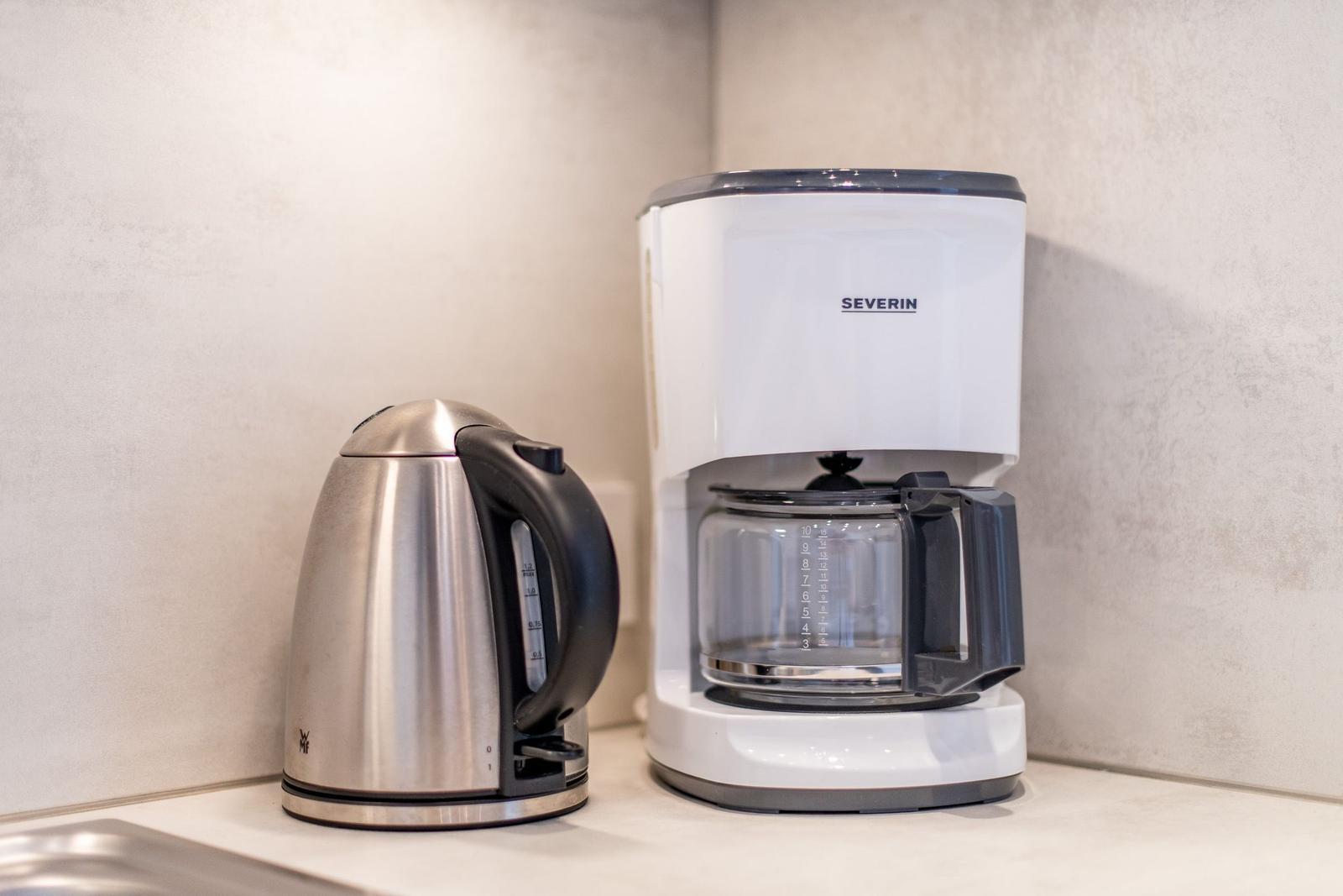 Küchenzeile mit Kaffeemaschine und Wasserkocher