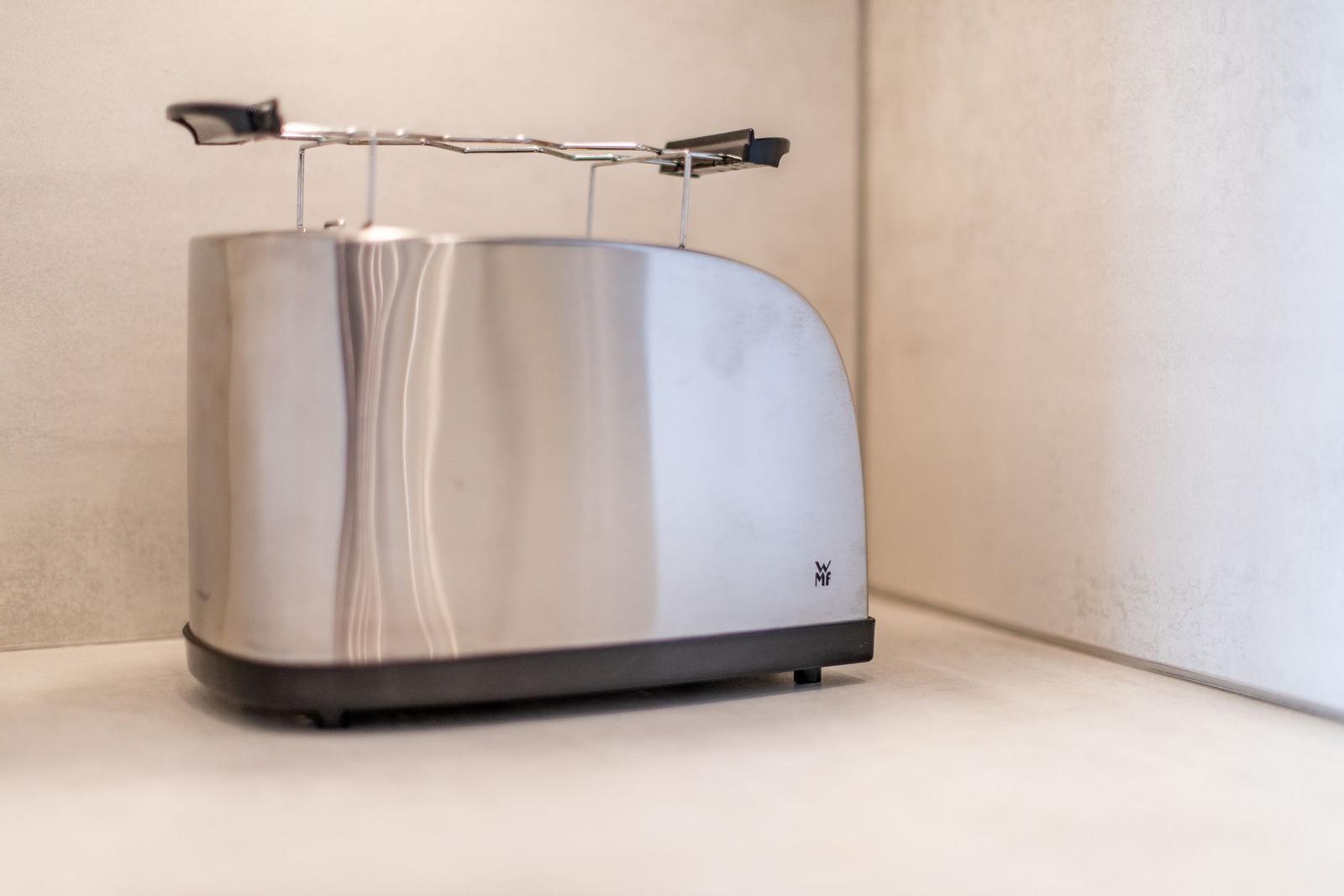 Edler Toaster mit zwei Schlitzen auf Küchenarbeitsfläche