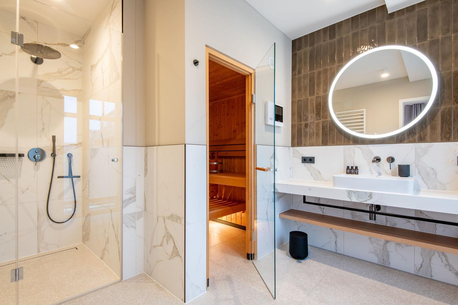 Shower, sink and sauna in the bathroom