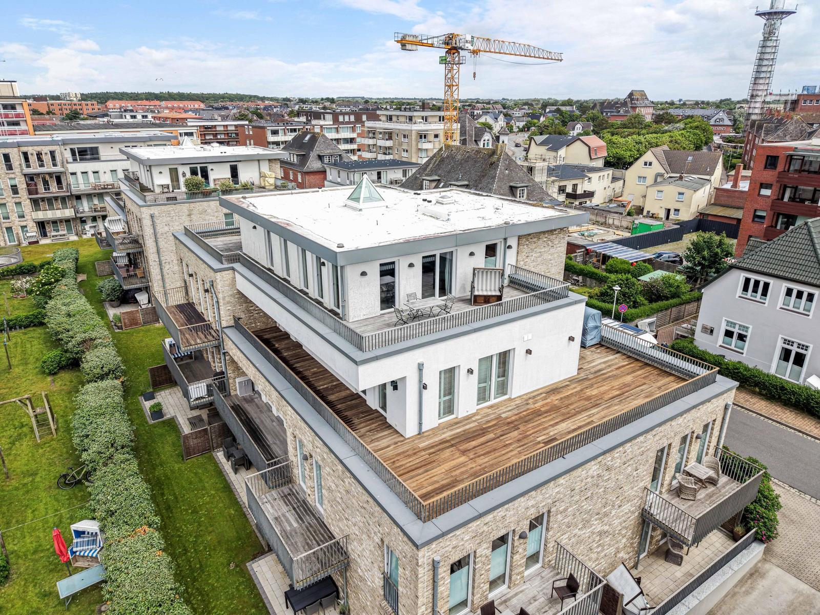 Modernes Mehrfamilienhaus mit Terrassen und Blick auf die Stadt