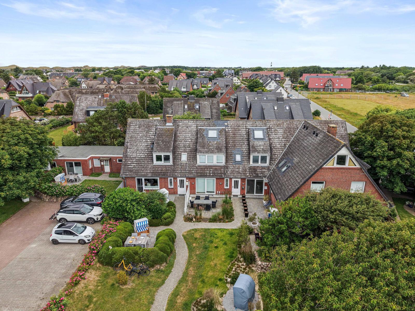 House with garden, terrace, and parking in a quiet residential area.