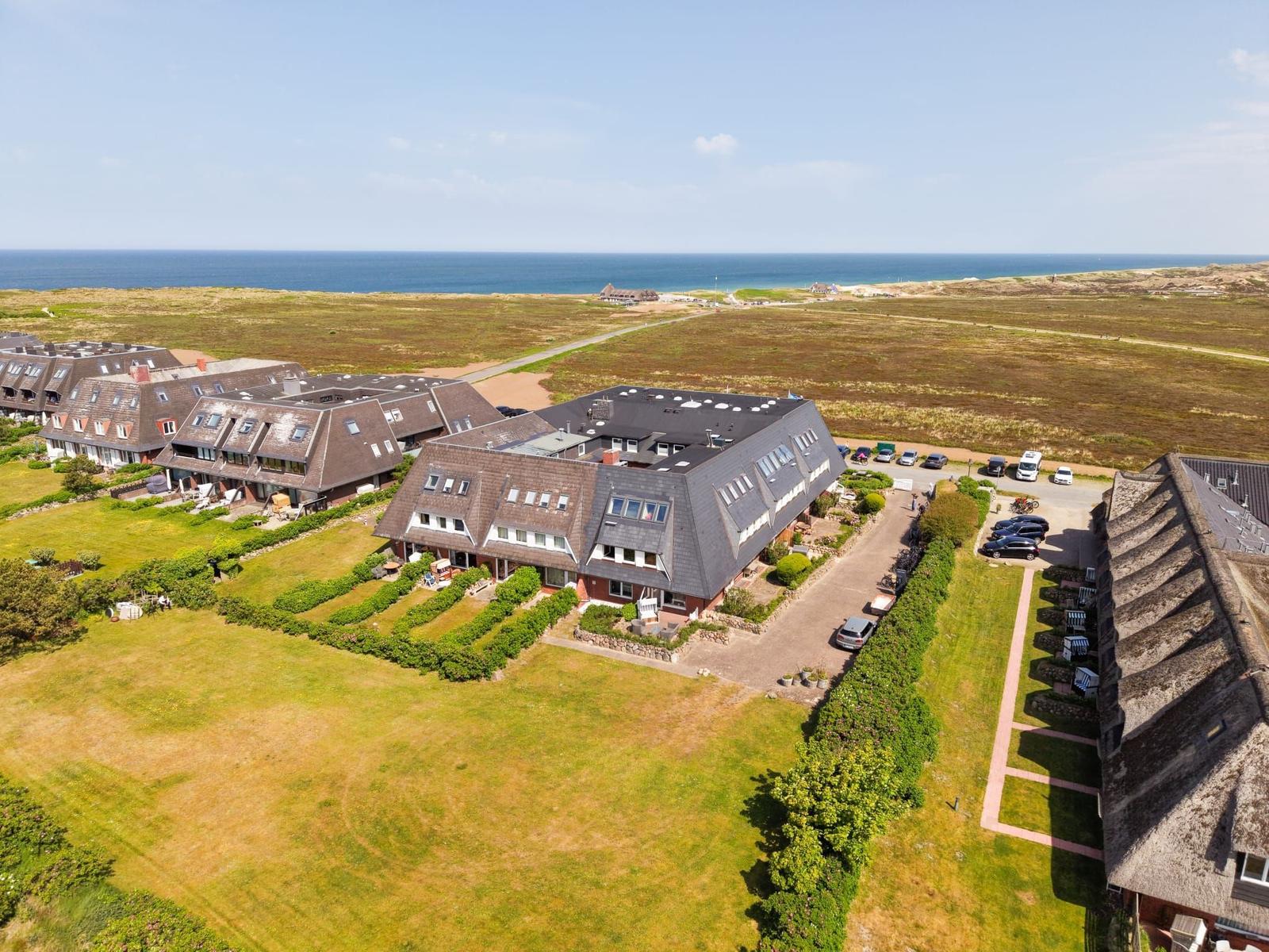 Haus mit Terrasse und Garten, Blick aufs Meer und Strand.