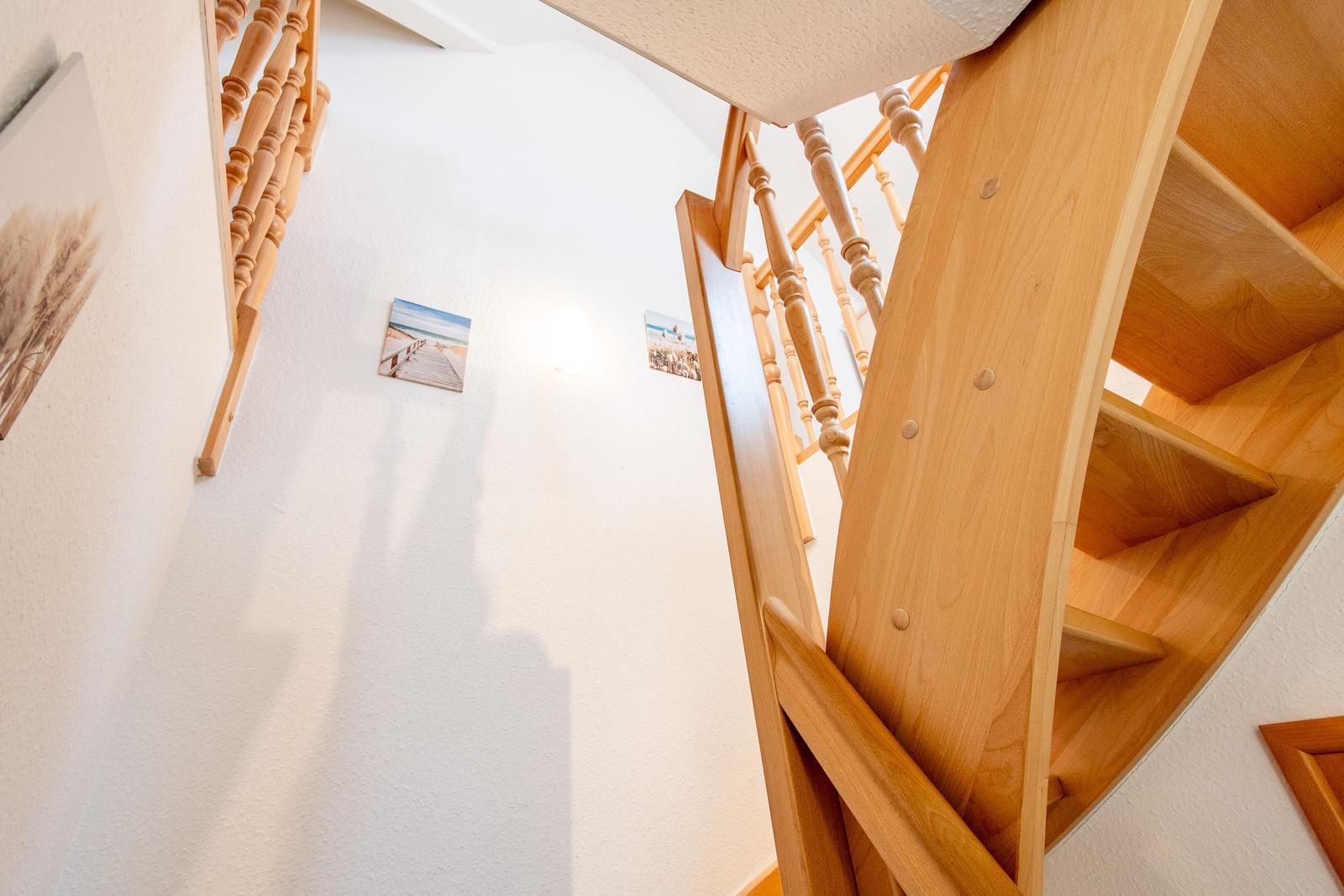 Holzgetreppe mit Balustrade und Wandbildern