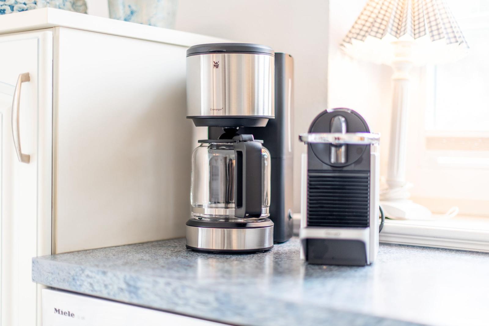 Küchenarbeitsplatte mit Kaffeemaschine und Nespresso-Kaffeemaschine.