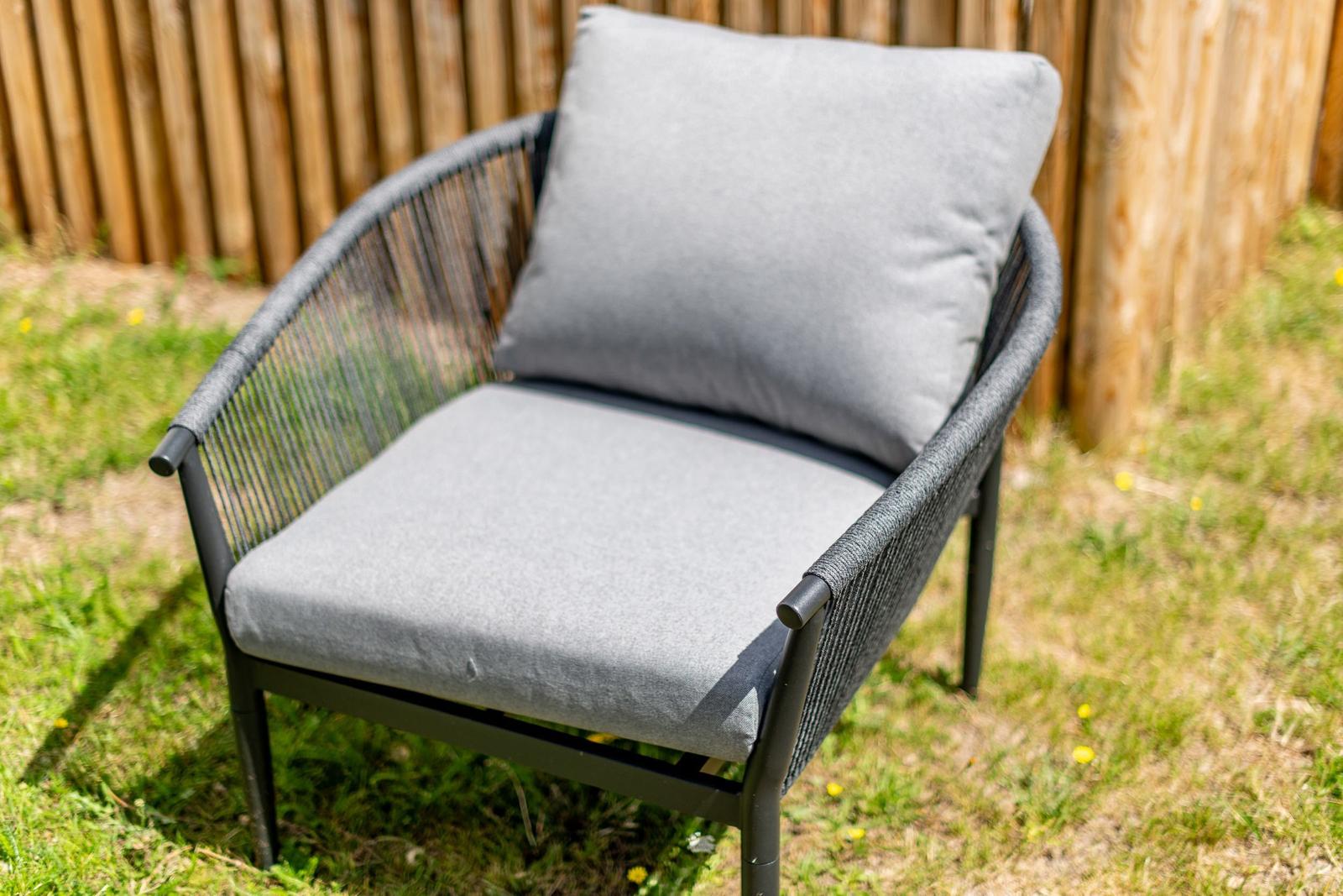 Außendesign: Sitzsack mit Kissen auf einem Stuhl mit geflochtenem Gestell.