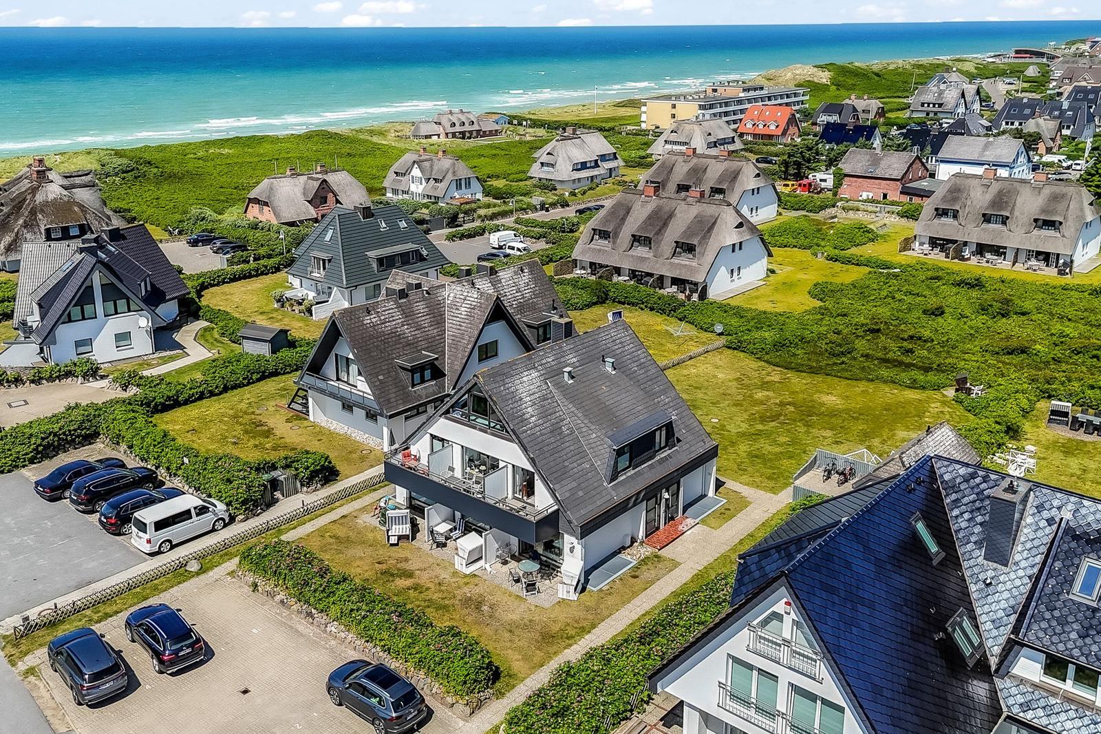 Haus mit Terrasse und Blick auf das Meer