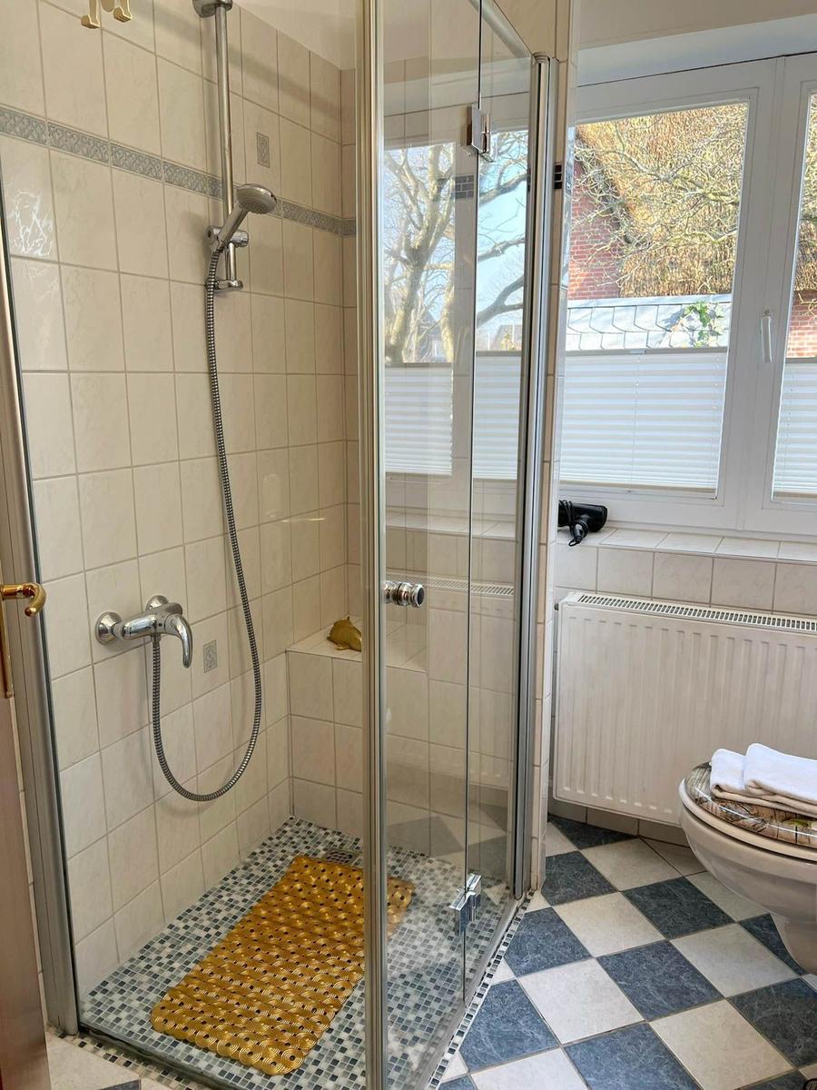 Bad mit Dusche, WC und Fenster mit Jalousie.
