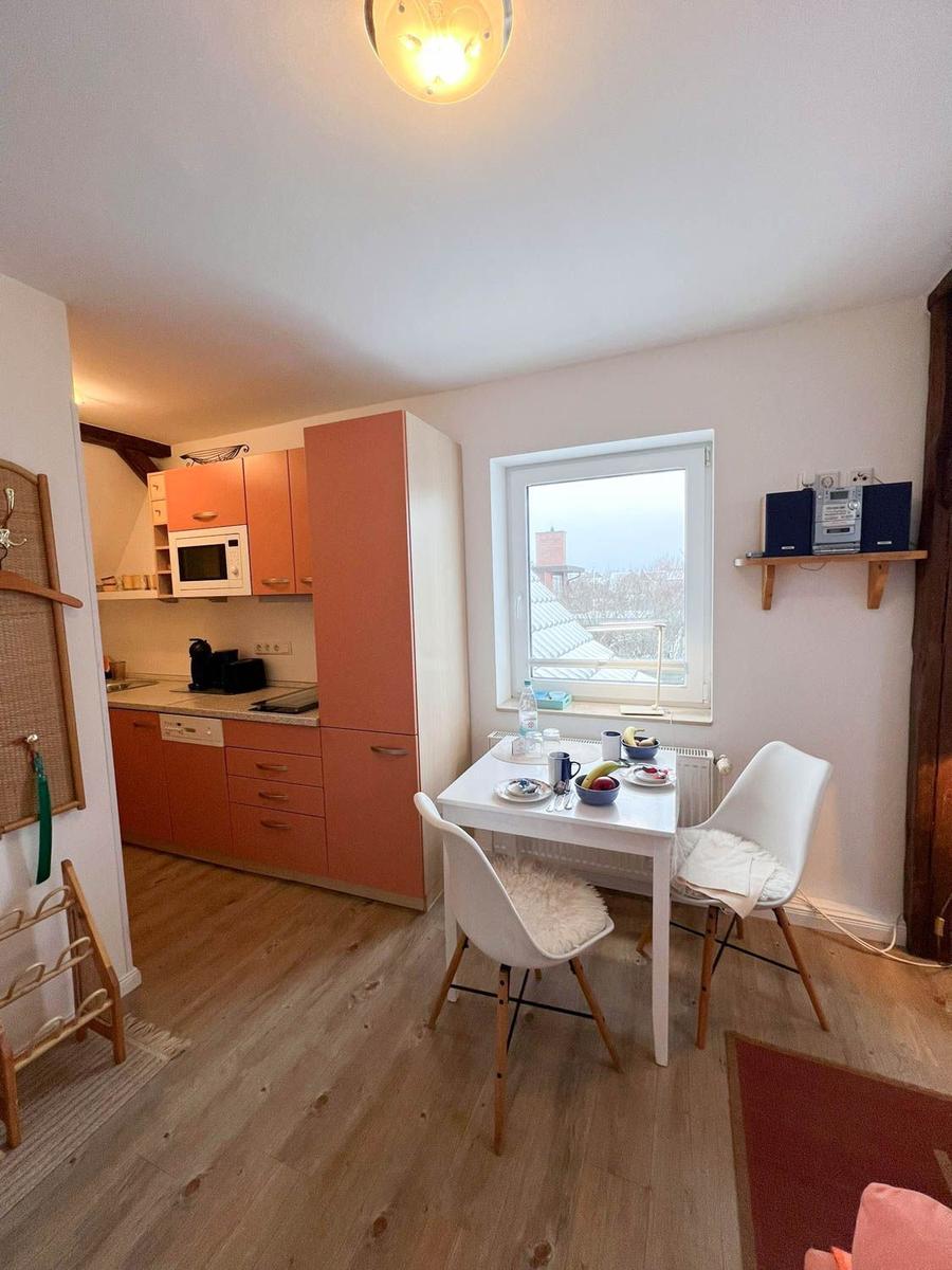 Küche mit Essbereich, Fenster und Holzboden