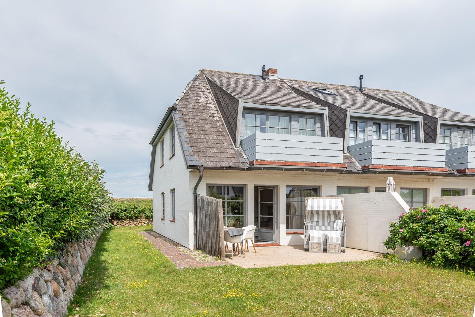 House with balcony, terrace and garden. A beach chair is ready.