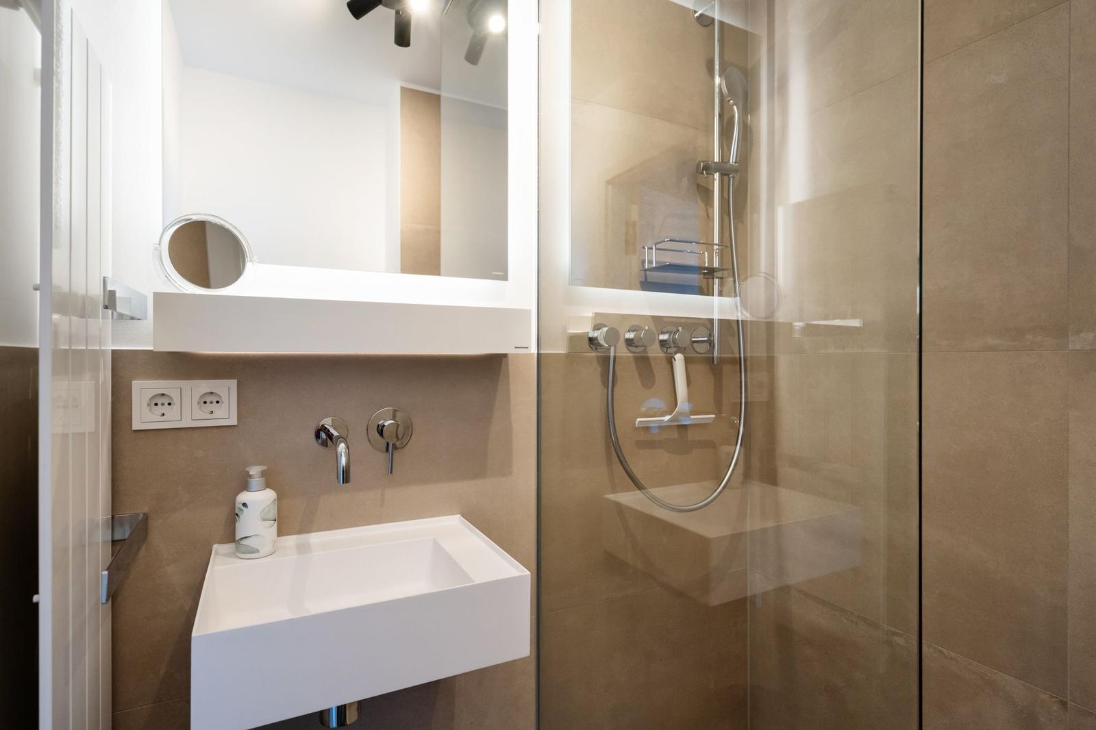 Moderne Badewanne mit Dusche und Waschbecken