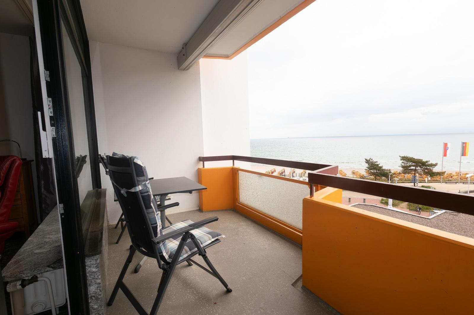 Balkon mit Sitzgelegenheit und Meerblick