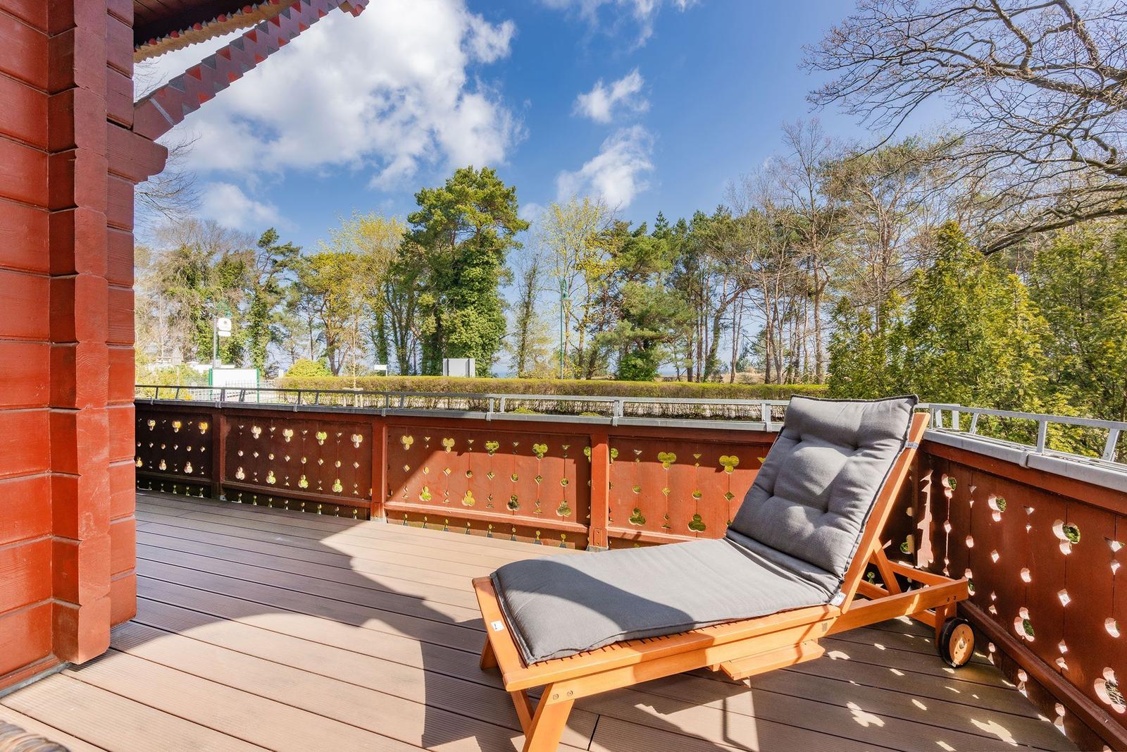 Terrasse mit Liegestuhl und Blick auf Wald
