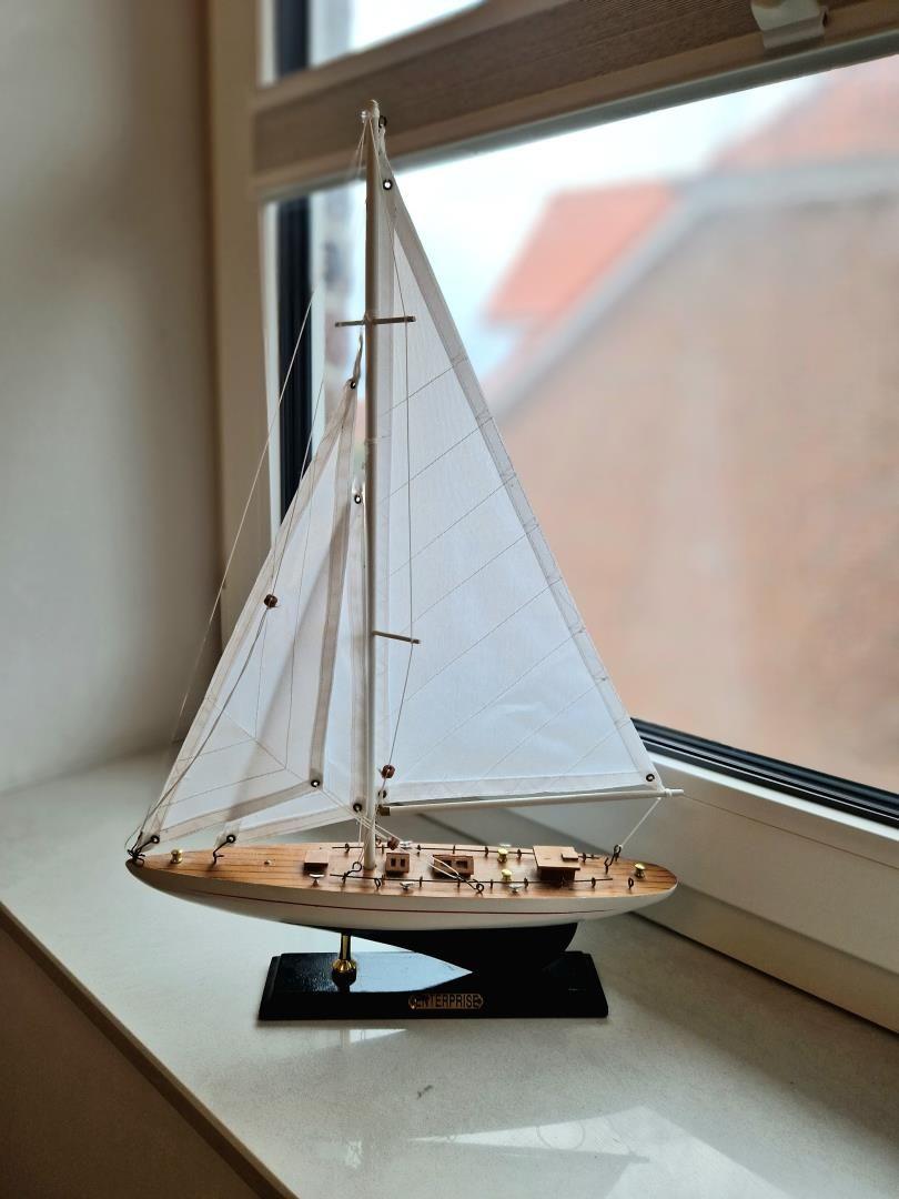 Segelbootmodell auf Fensterbank mit Blick auf Dach