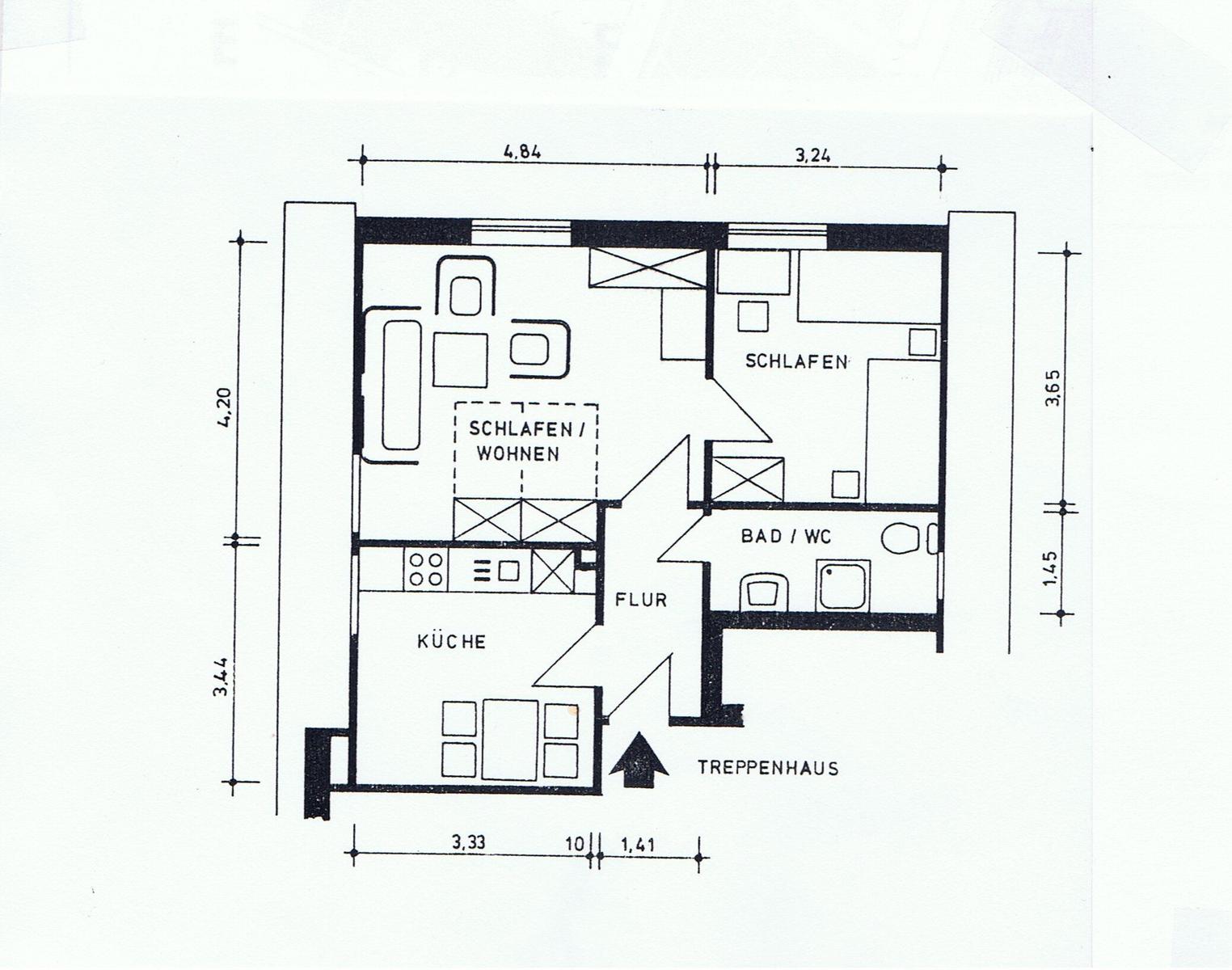 Wohnung mit Küche, Schlafzimmer, Bad und Flur. Treppenhaus im Eingangsbereich.
