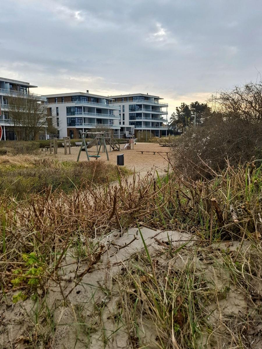 Spielplatz mit modernen Wohnhäusern im Hintergrund
