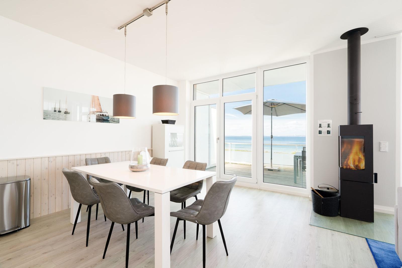 Esszimmer mit Blick aufs Meer und Kaminofen.