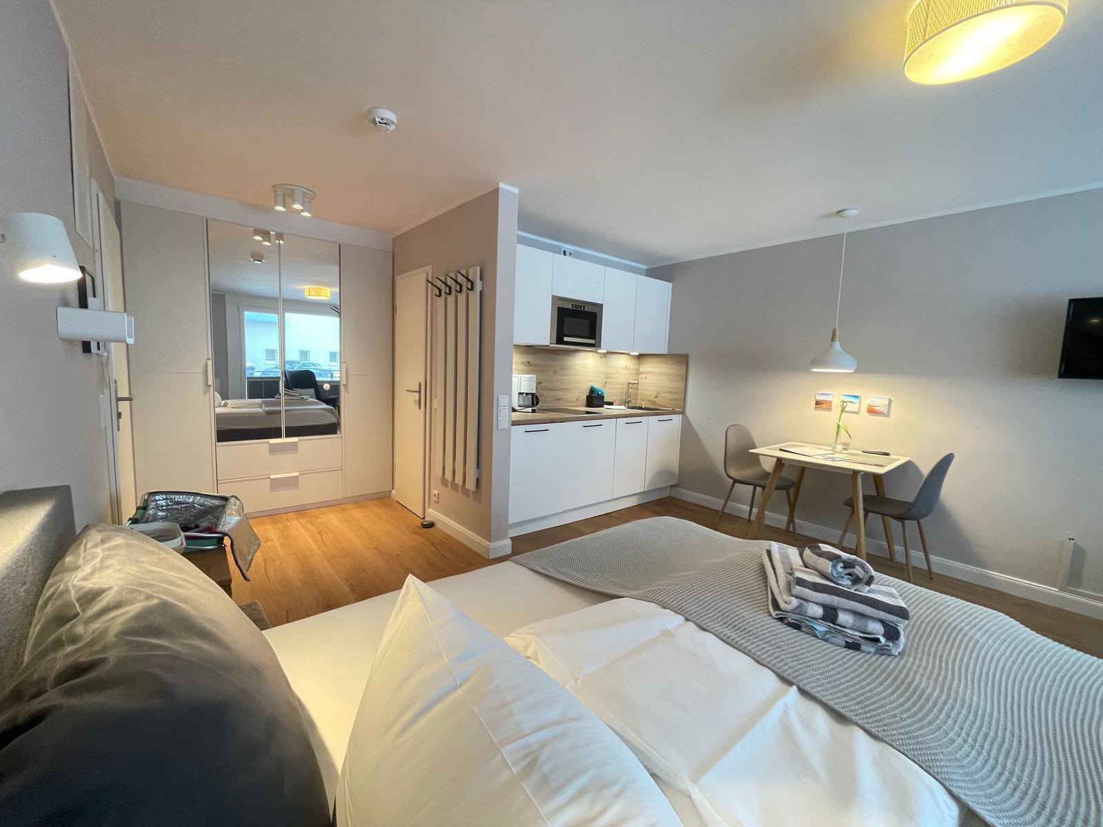 Schlafzimmer mit Küchenbereich und Esstisch