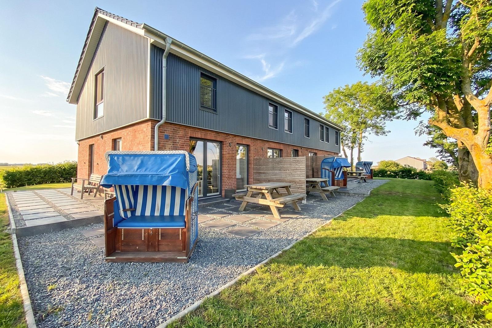 Moderne Ferienwohnung mit Terrasse, Strandkörben und Grillplatz im Grünen.