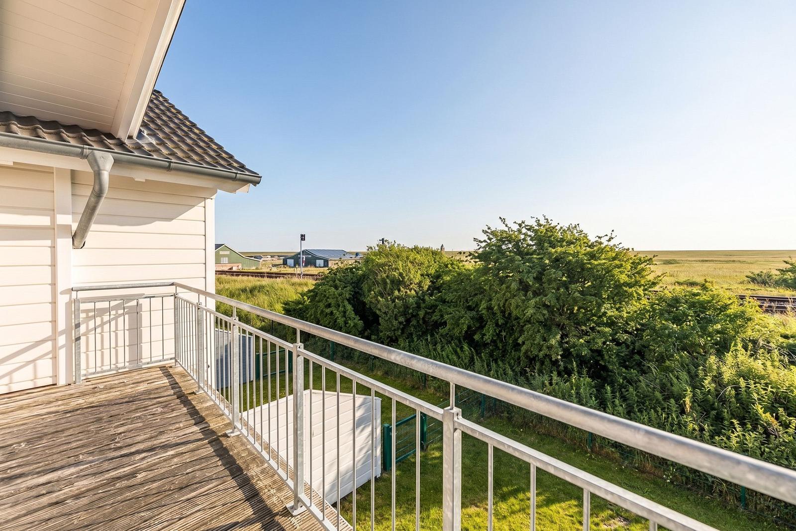 Terrasse mit Blick auf Grünfläche und Himmel