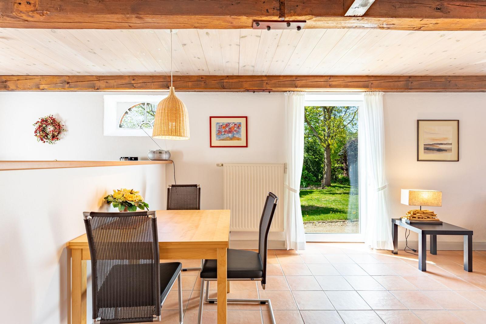 Essbereich mit Tisch, Stühlen und Blick auf Garten