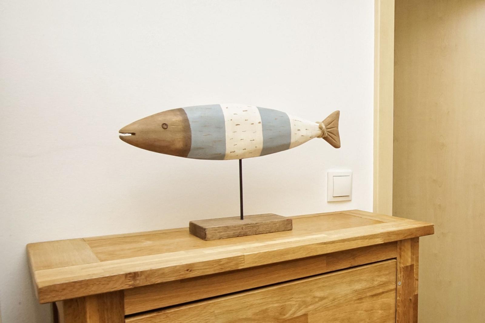 Holzfigur eines Fisches auf einem Tisch