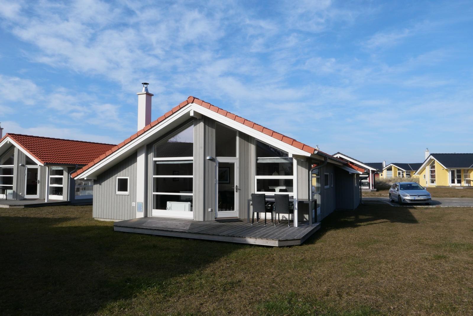 Moderne Ferienhaus mit Holzterrasse und großem Fensterfront