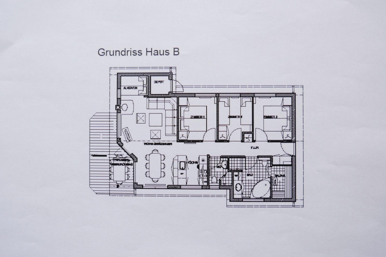 Grundriss von Haus B mit Küche, drei Schlafzimmern und Bad.