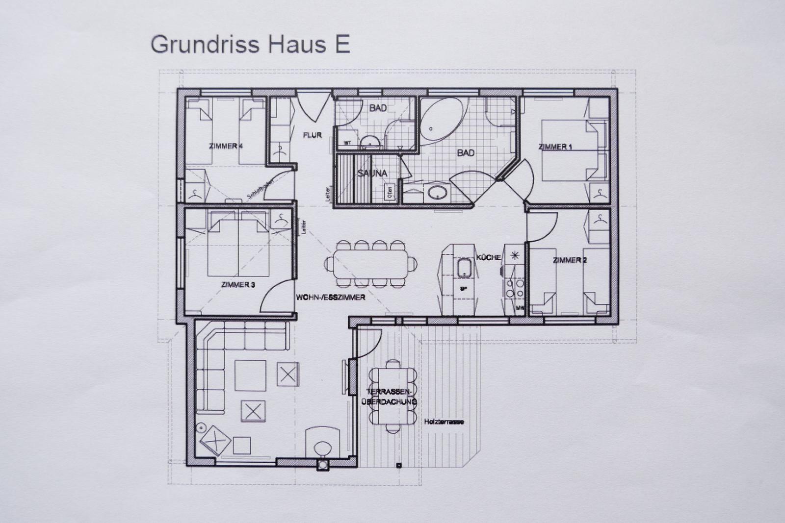 Grundriss von Haus E mit vier Schlafzimmern, Küche, Sauna und Terrasse.