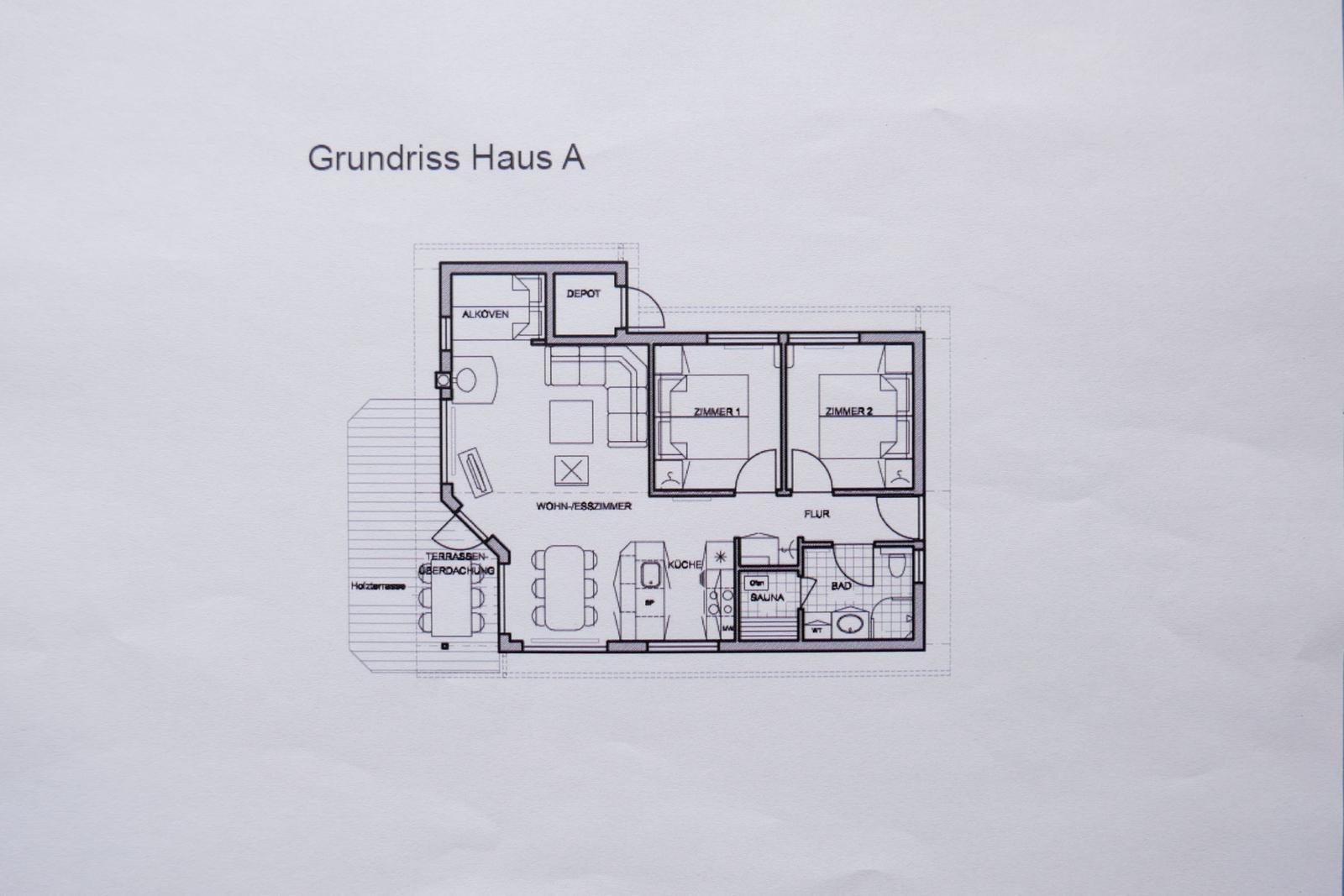 Grundriss von Haus A mit Wohn-Esszimmer, Küche, zwei Schlafzimmern und Bad.