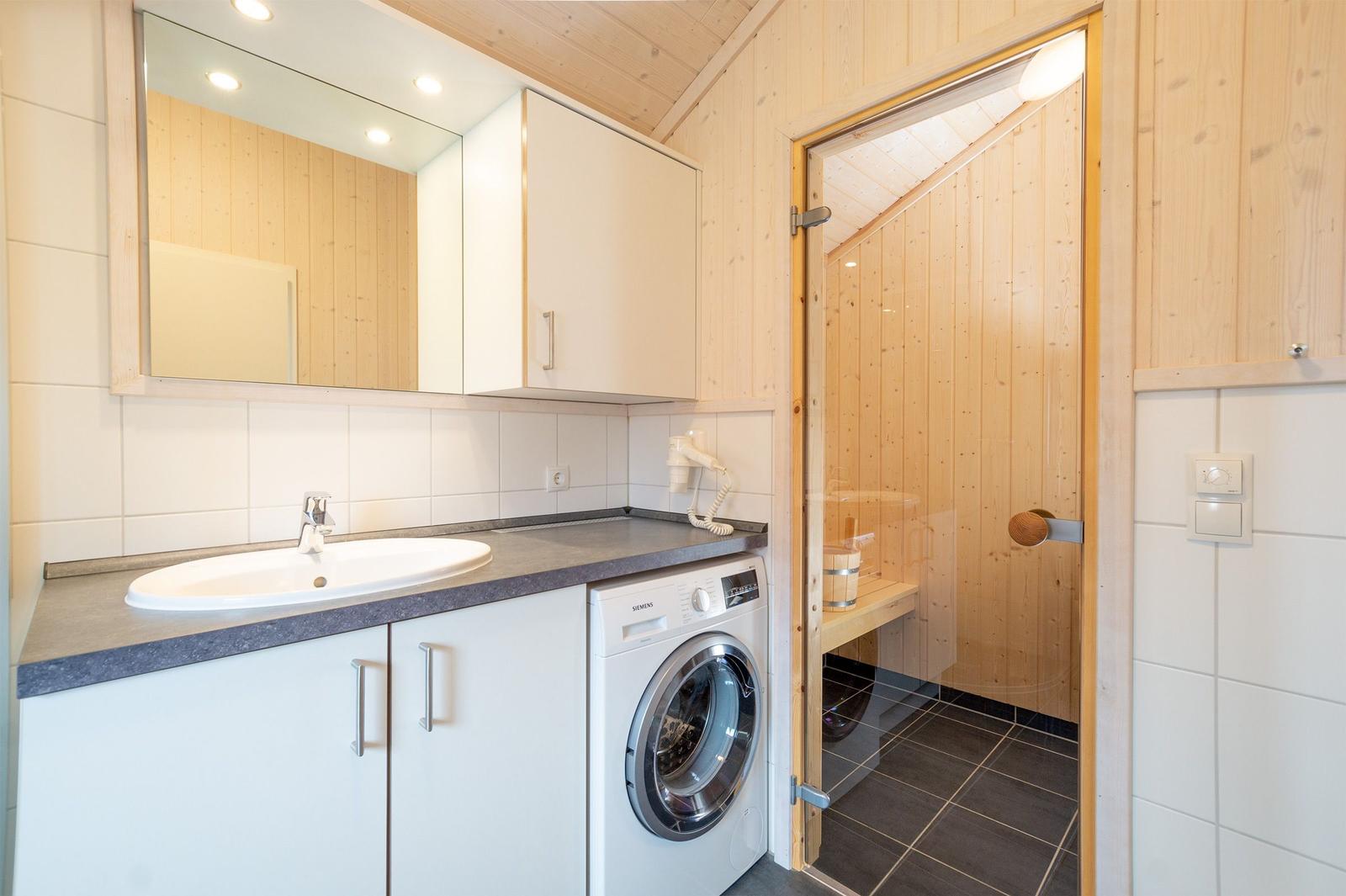 Badezimmer mit Waschmaschine und Dusche