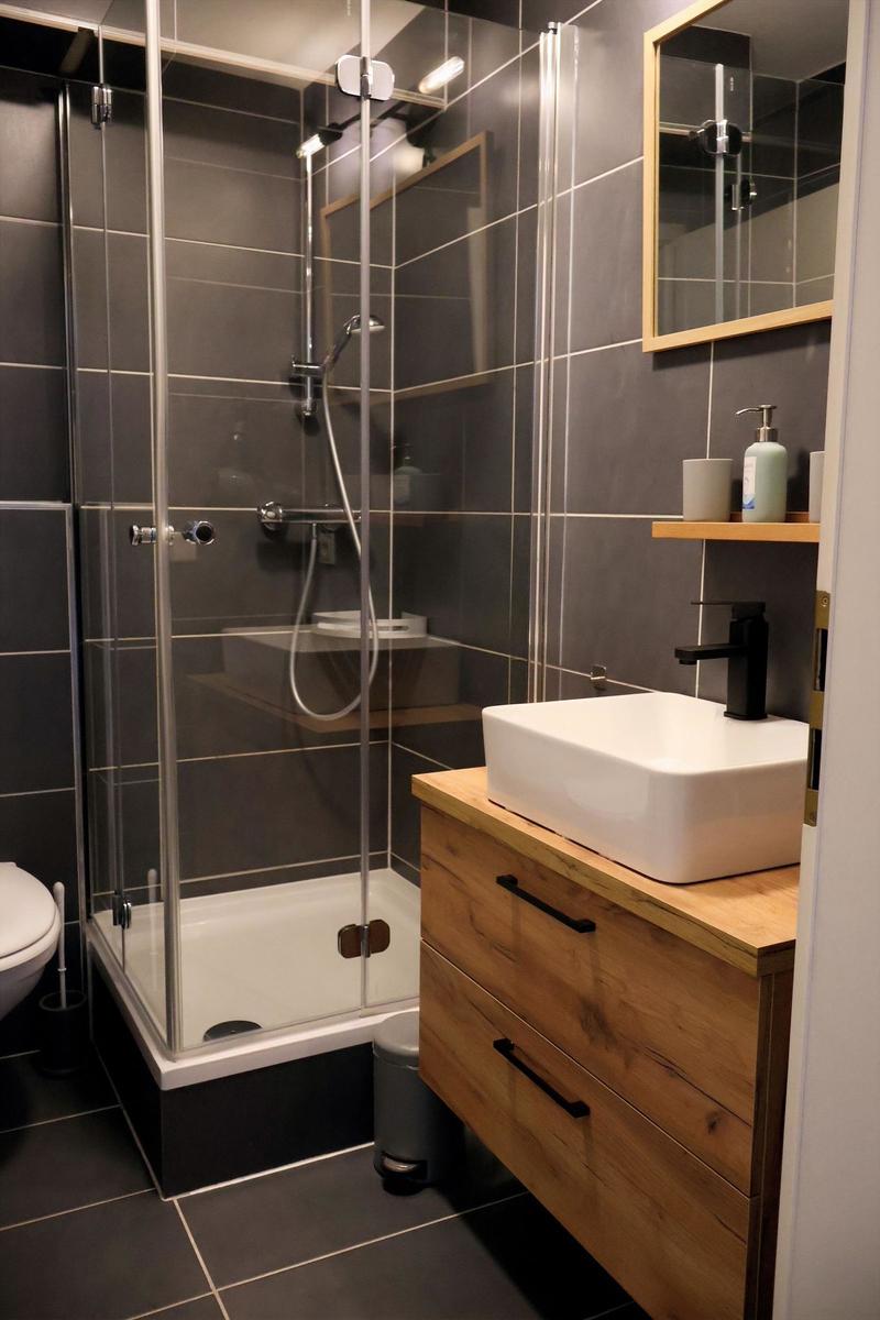 Badezimmer mit Dusche, Waschbecken und Toilette.
