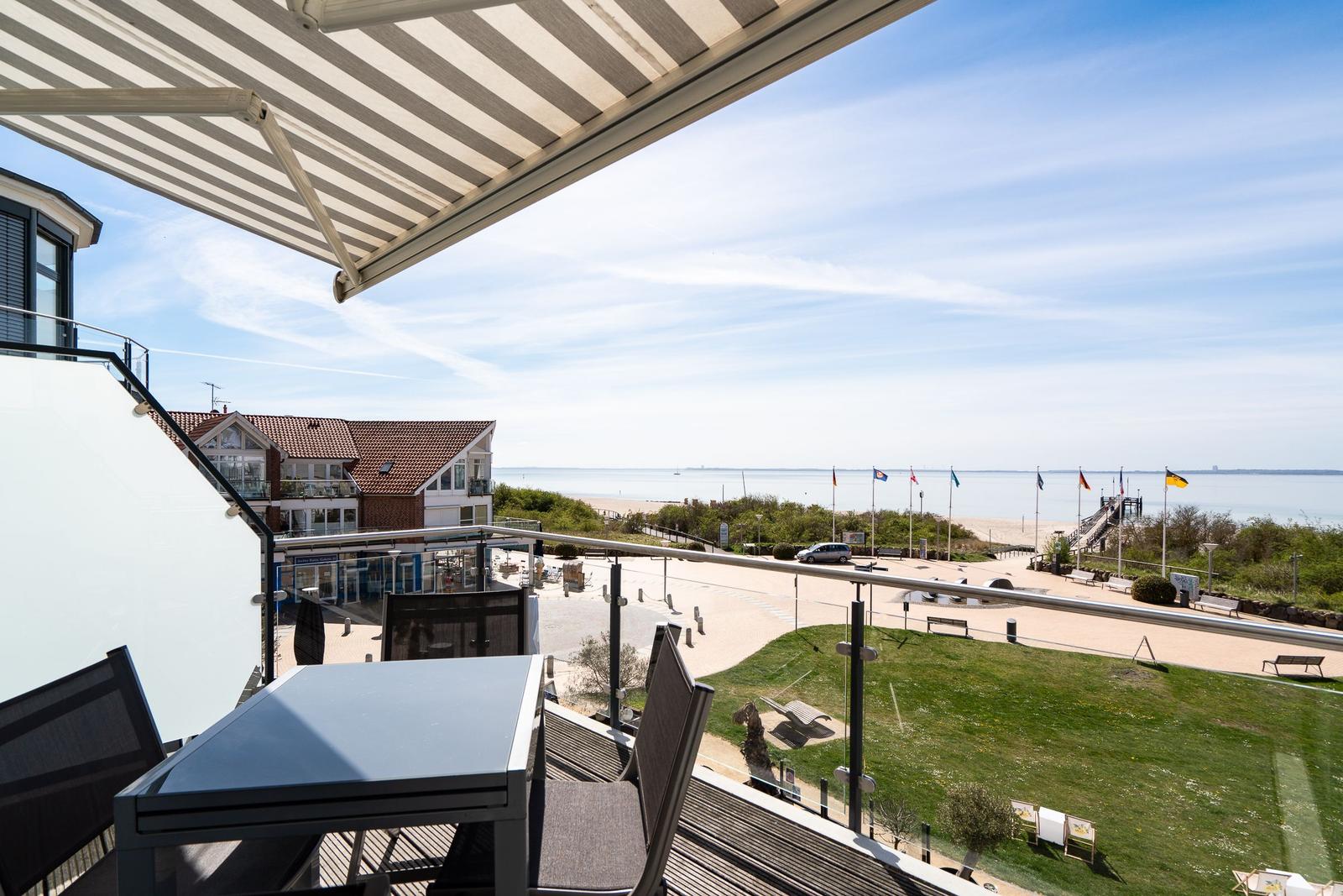 Terrasse mit Blick auf Strand und See