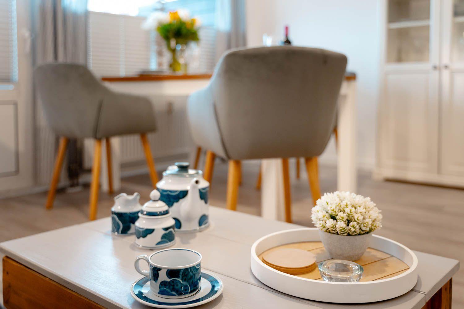 Tisch mit Teeservice und Blumenvase im Wohnbereich