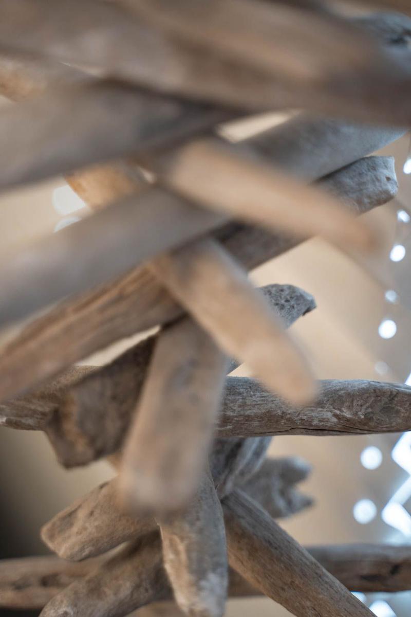 Holzstruktur aus getrockneten Ästen im Innenraum