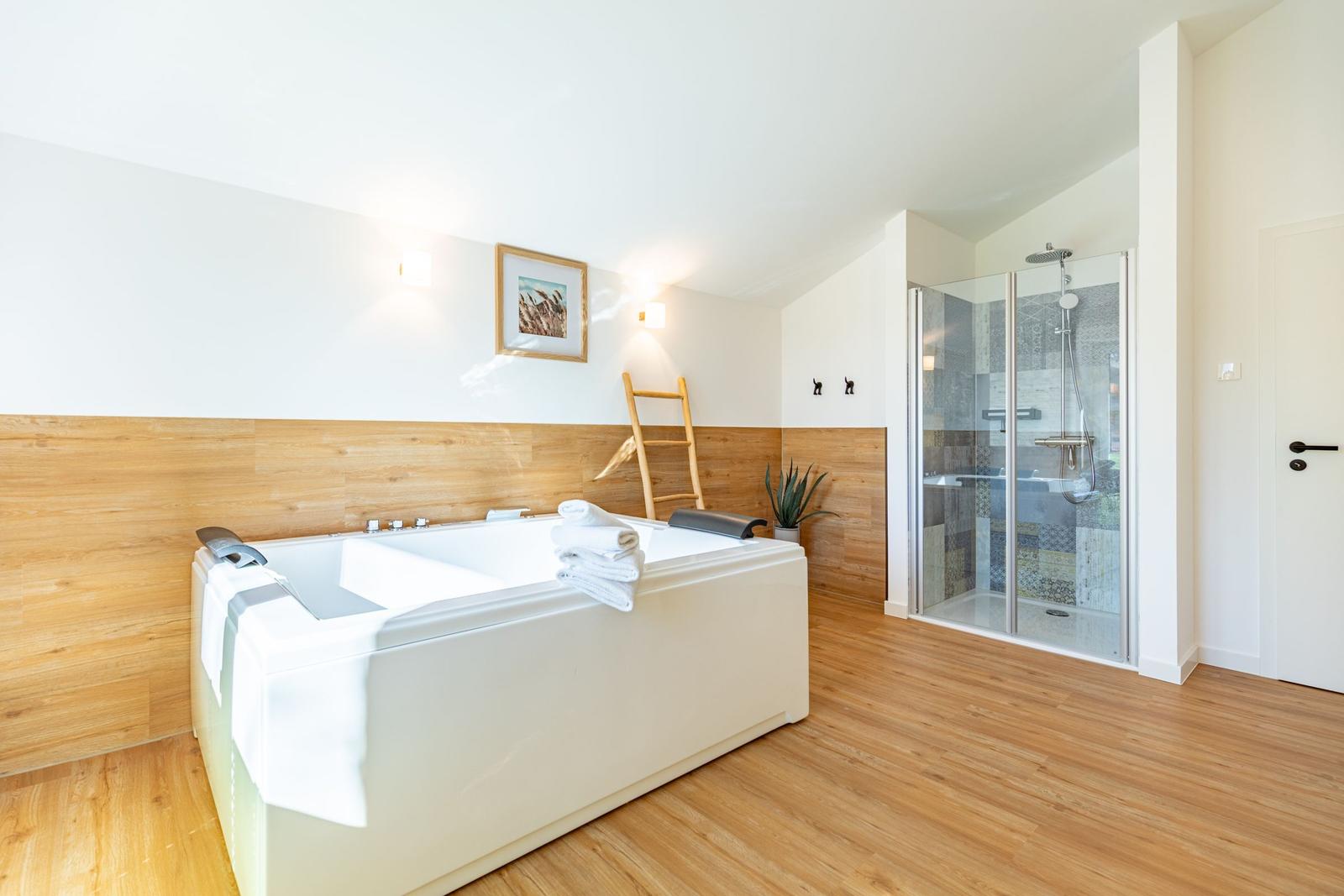 Bad mit Whirlpool und Dusche mit Glaswand