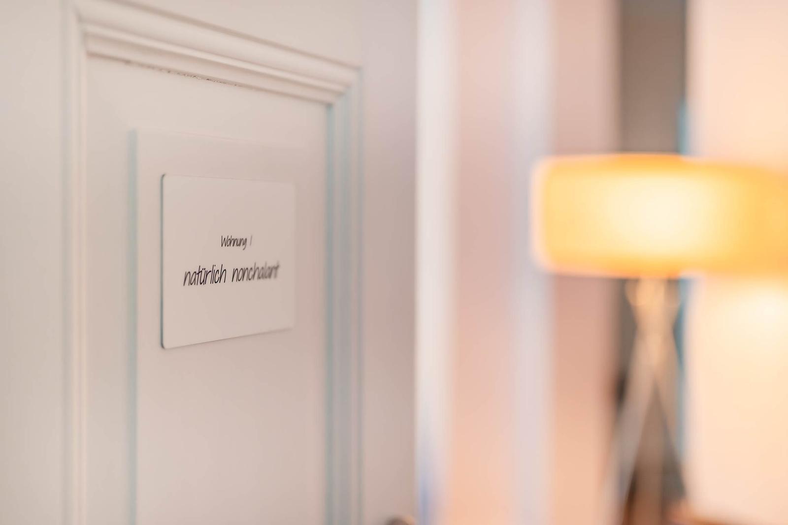 Türaufkleber mit Schrift: Wohnung 1 natürlich nonchalant