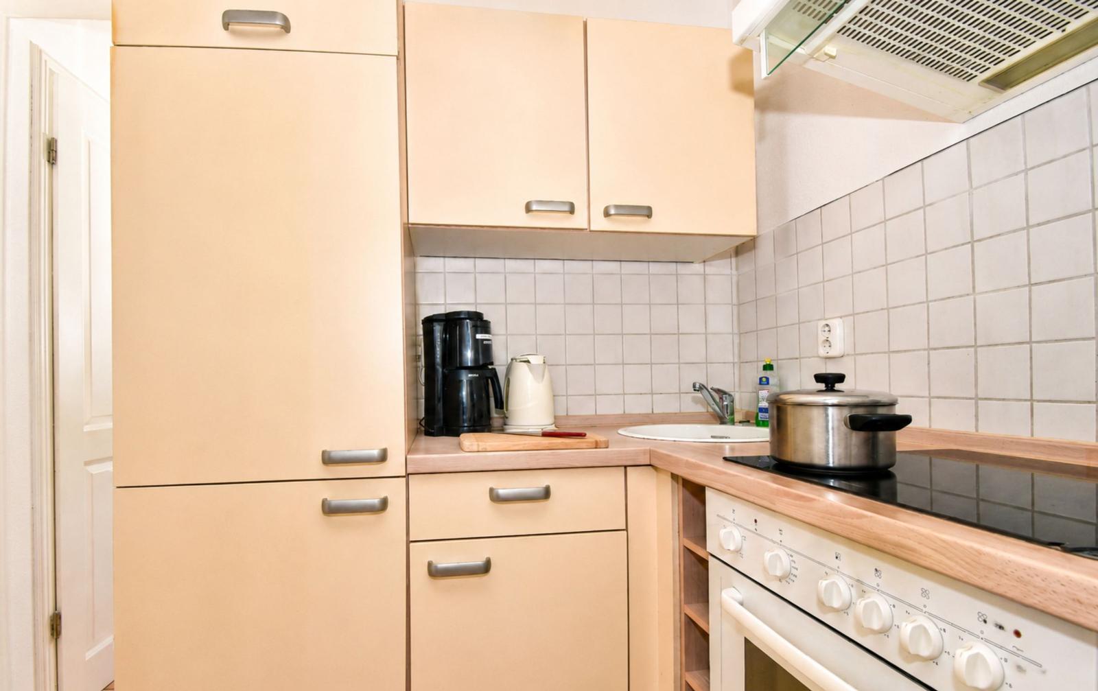 Küche mit Kühlschrank
