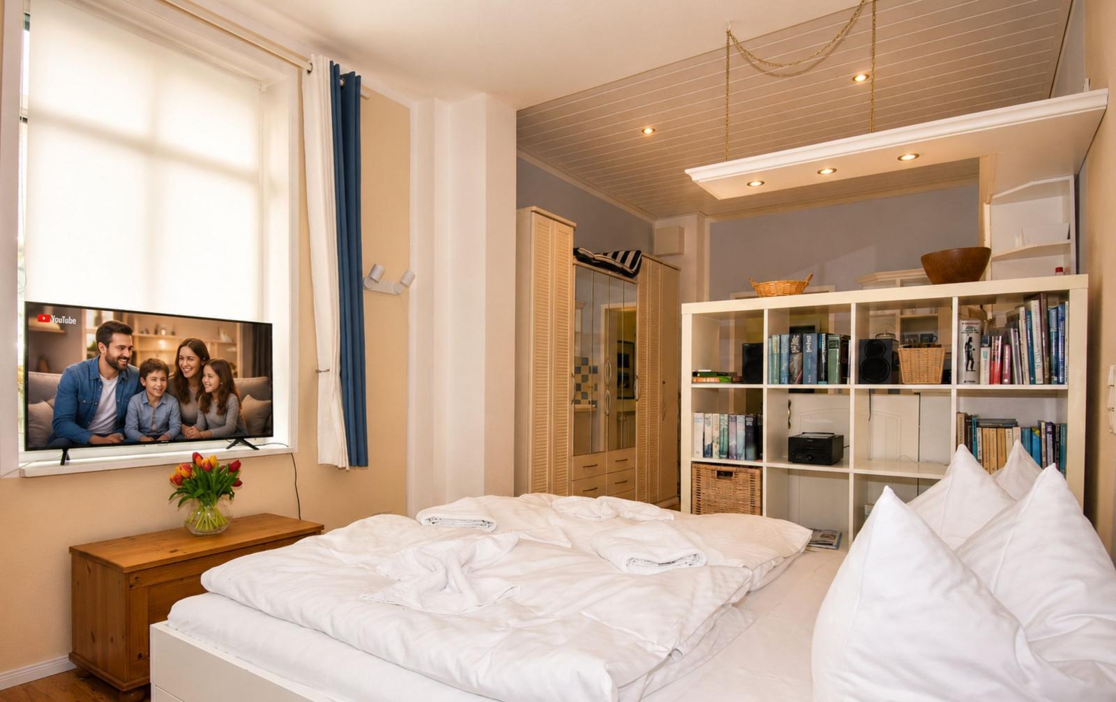 Wohnbereich mit Doppelbett und TV