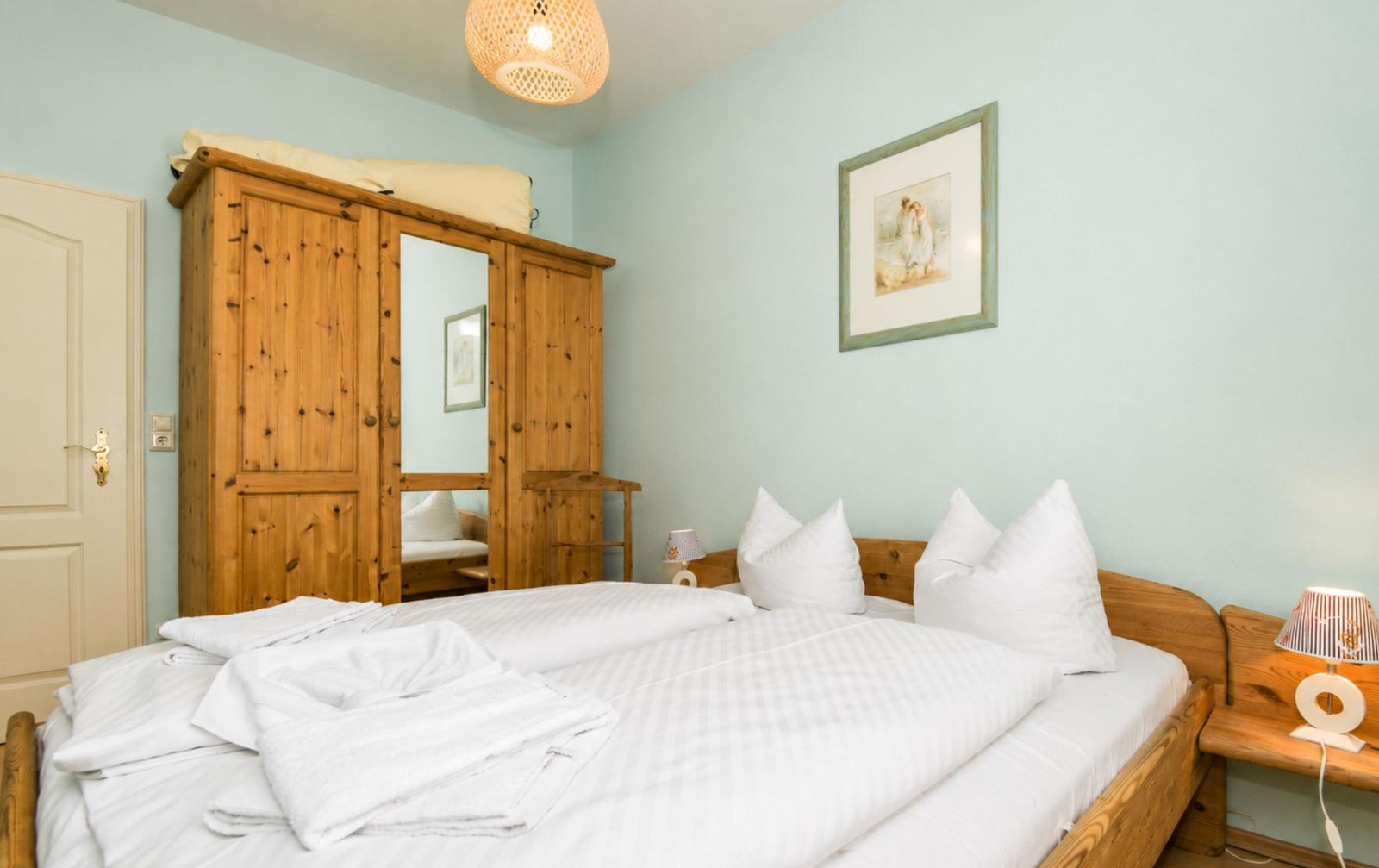 Schlafzimmer mit Kleiderschrank