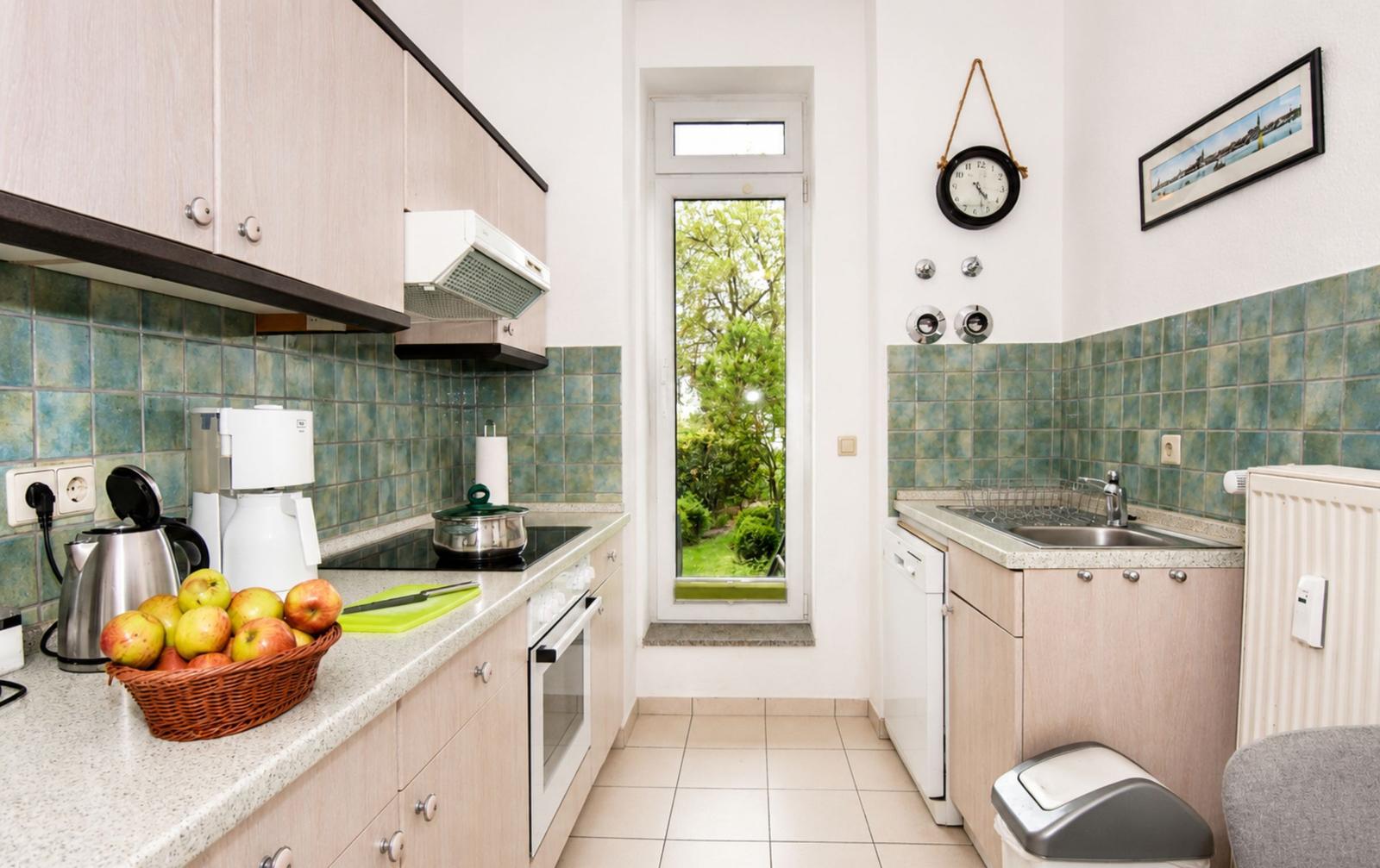 Küche mit Backofen und Geschirrspüler