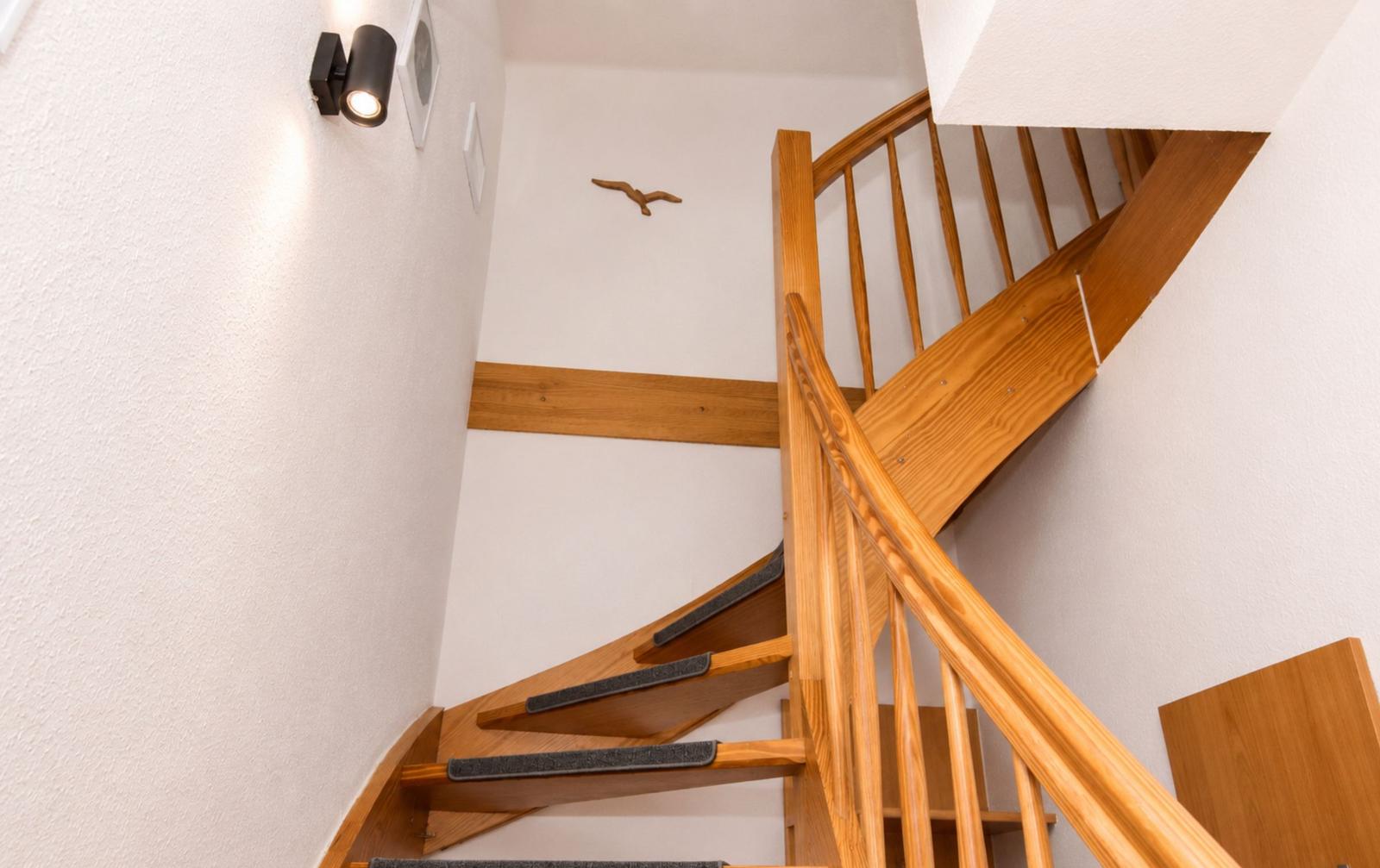 Flur mit Treppe ins OG