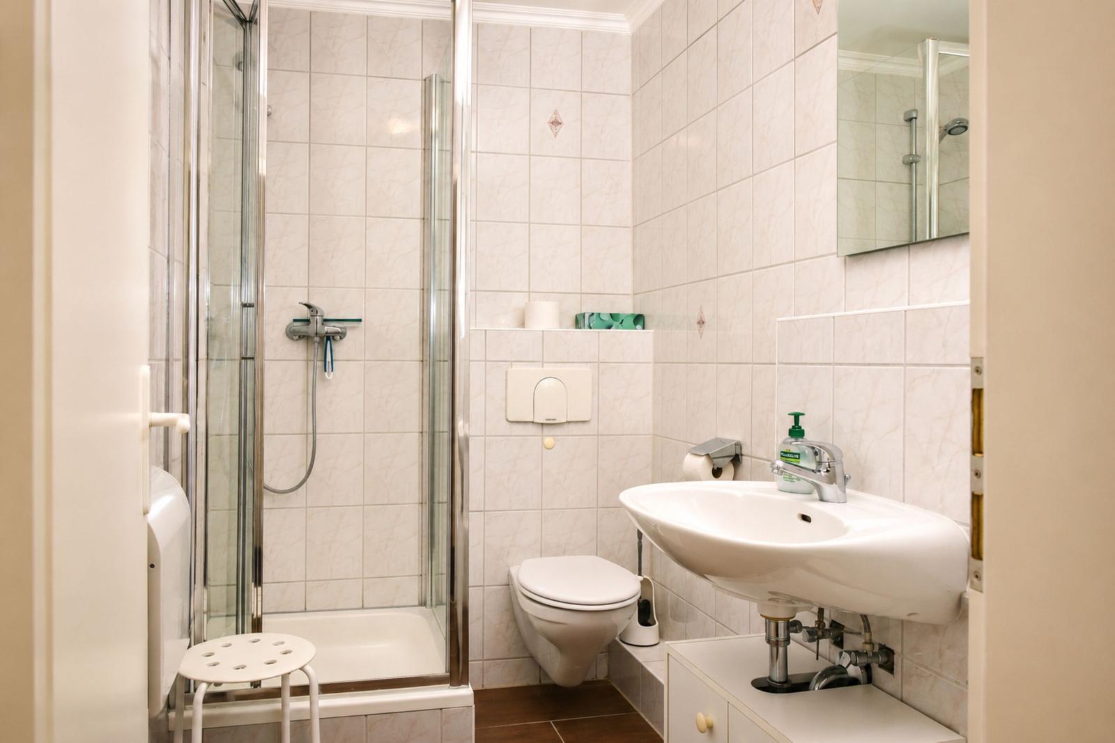 Badezimmer mit Dusche, Toilette und Waschbecken